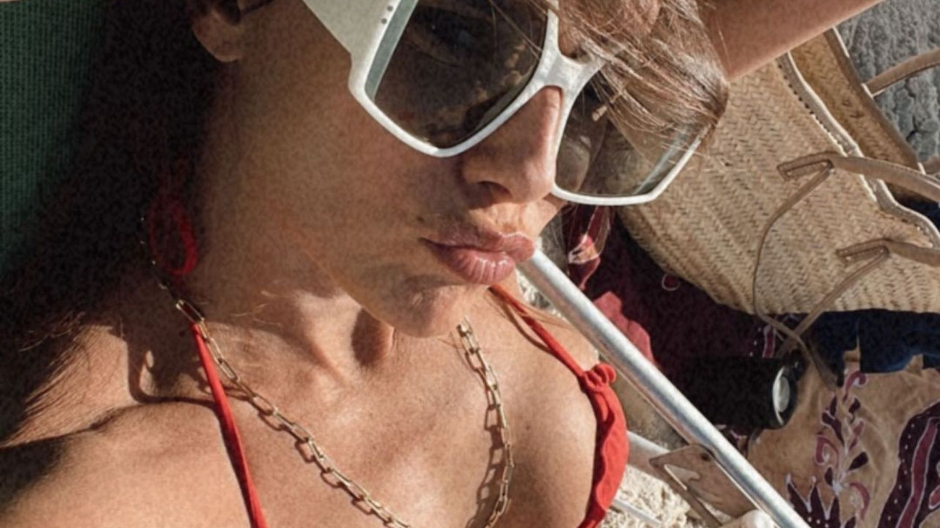 Deu pra ver! Aos 42 anos, Deborah Secco dá close indiscreto ao posar de biquíni