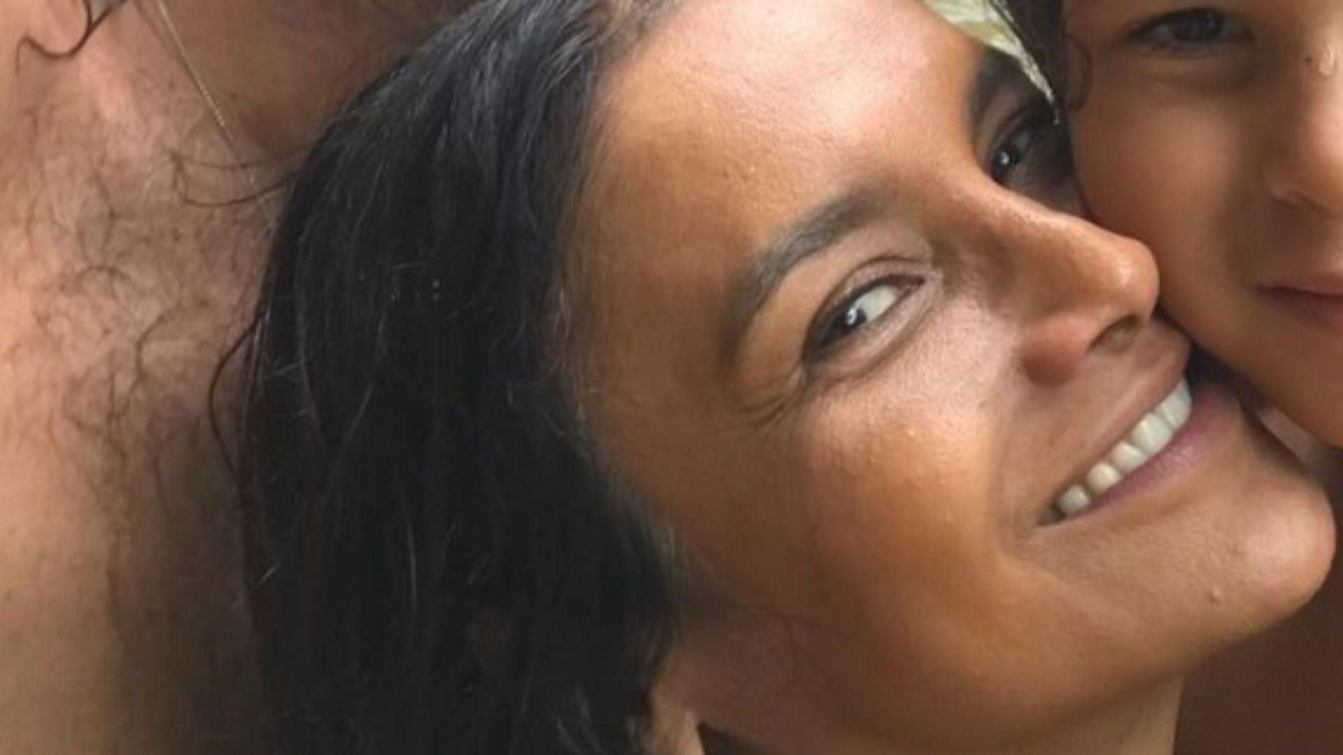 Cabeludíssimos! Dira Paes reúne o marido e os filhos em foto rara: “Idênticos”