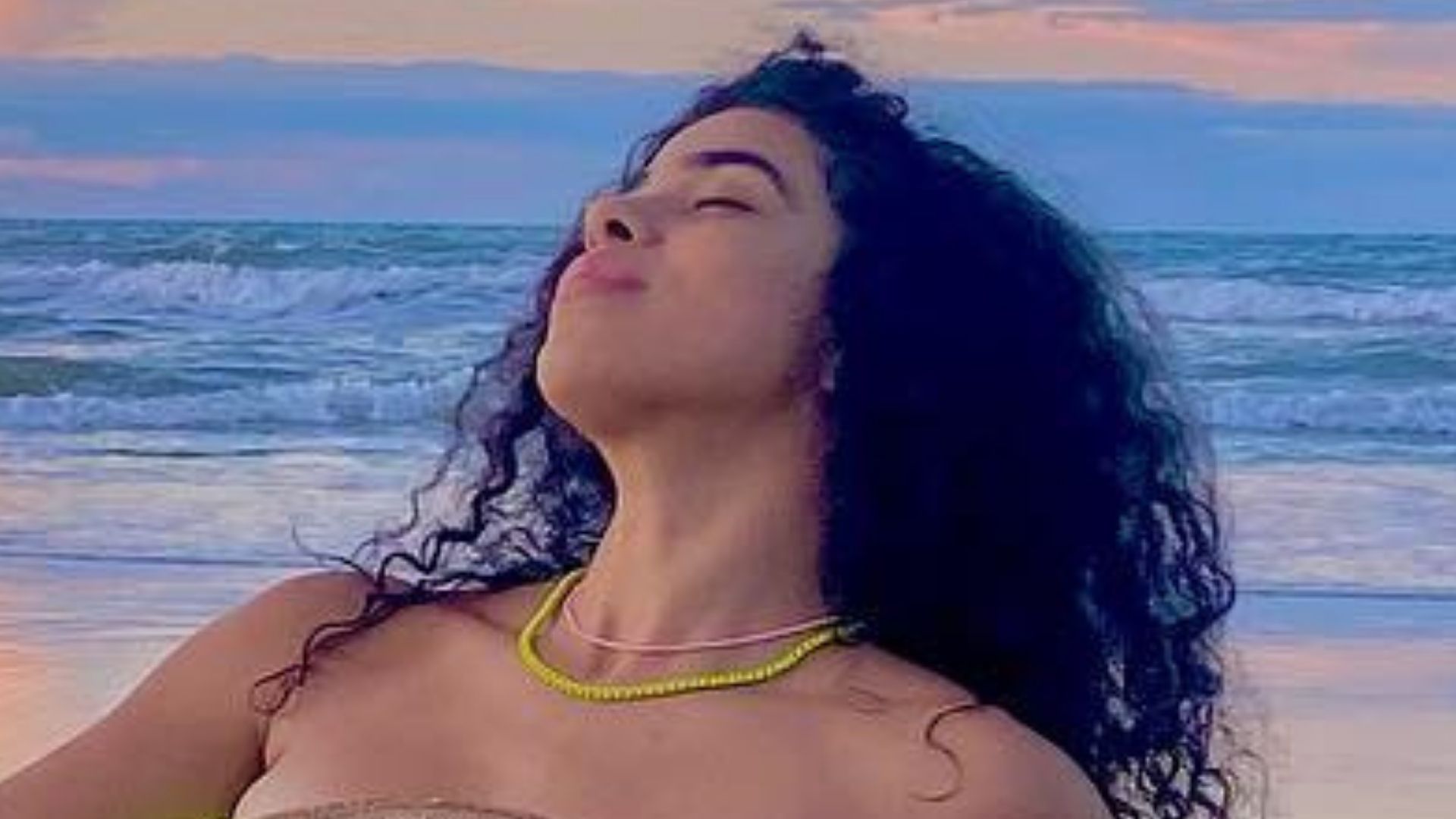Ex-BBB Elana Valenária posa nua na praia e cobre só o essencial: “Sereia”