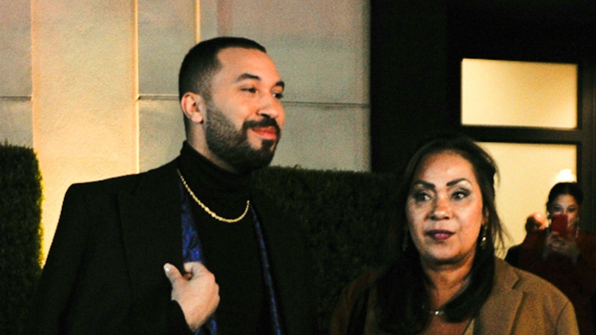 Elegante e sorridente, Gil do Vigor surge com a mãe no casamento do ex-presidente Lula