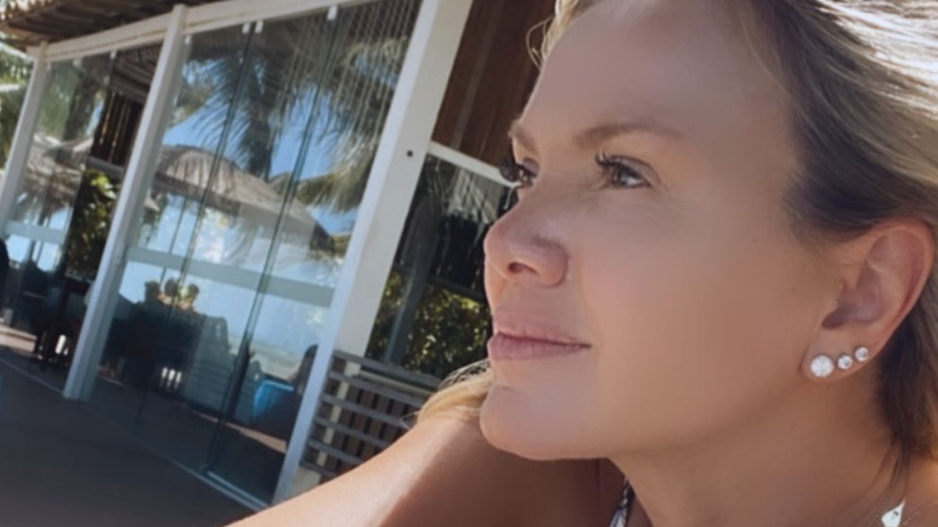 Aos 48 anos, Eliana posa de biquíni em sua mansão: “Simplesmente maravilhosa”