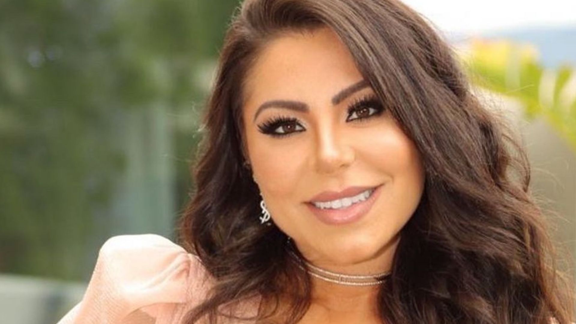 Esposa de Thammy Miranda aposta em decotão e recebe crítica: “Peito artificial”