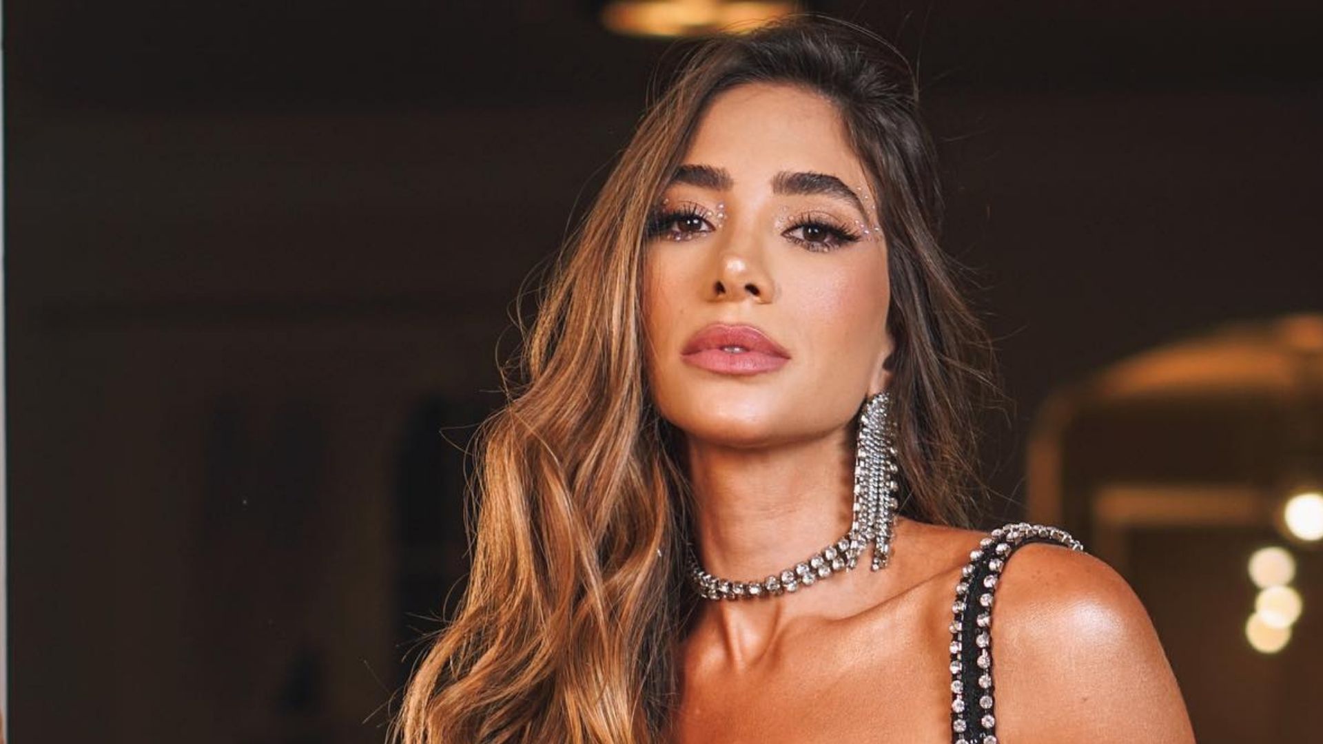Esposa do Alok ousa com saia justa toda aberta e exibe barriga sequinha: “Deusa”