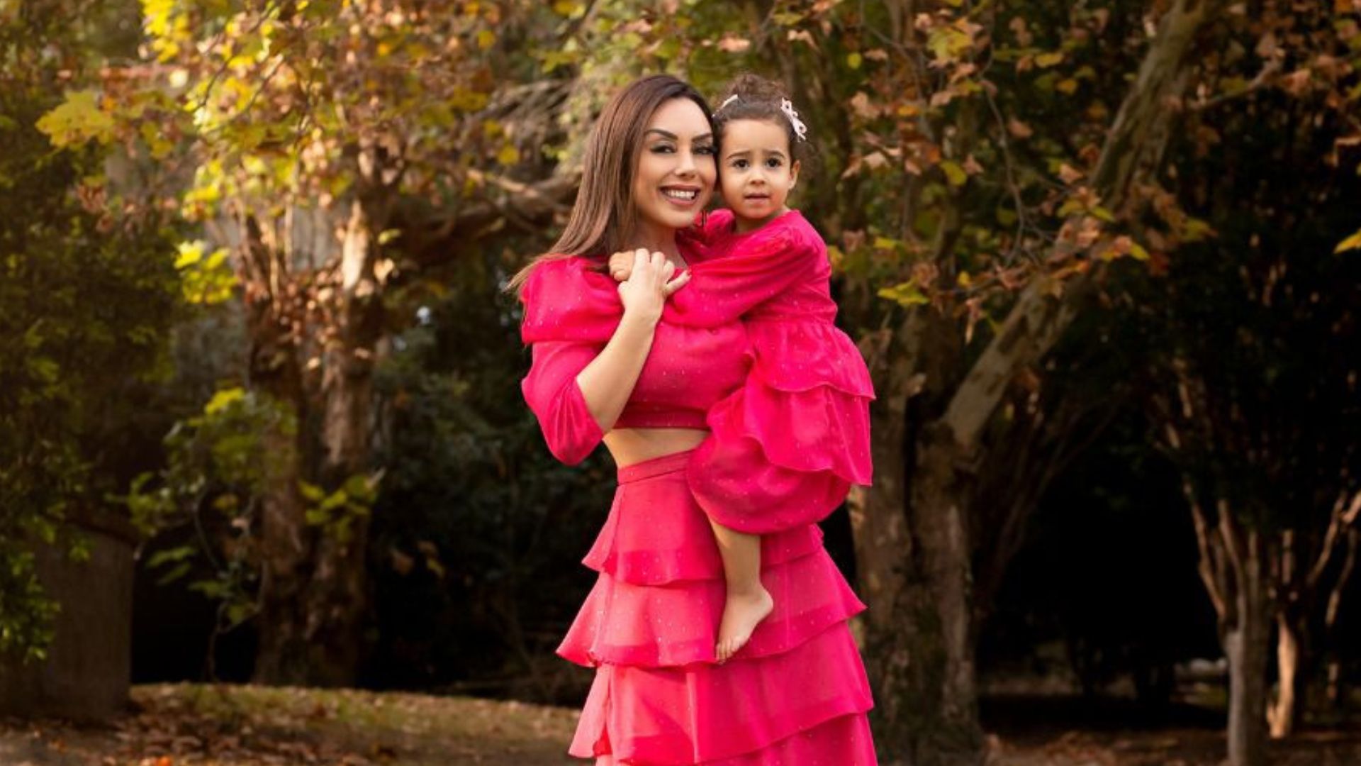 Deia Cypri estrela ensaio de Dia das Mães com a filha, Bella: “Amor maior que o mundo”