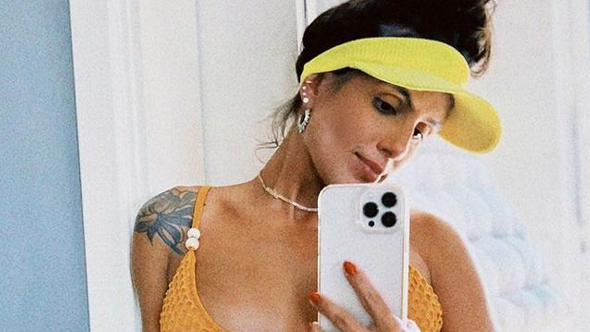 Ex-BBB Carol Peixinho deixa virilha sarada aparecer em foto de biquíni: “Musa”