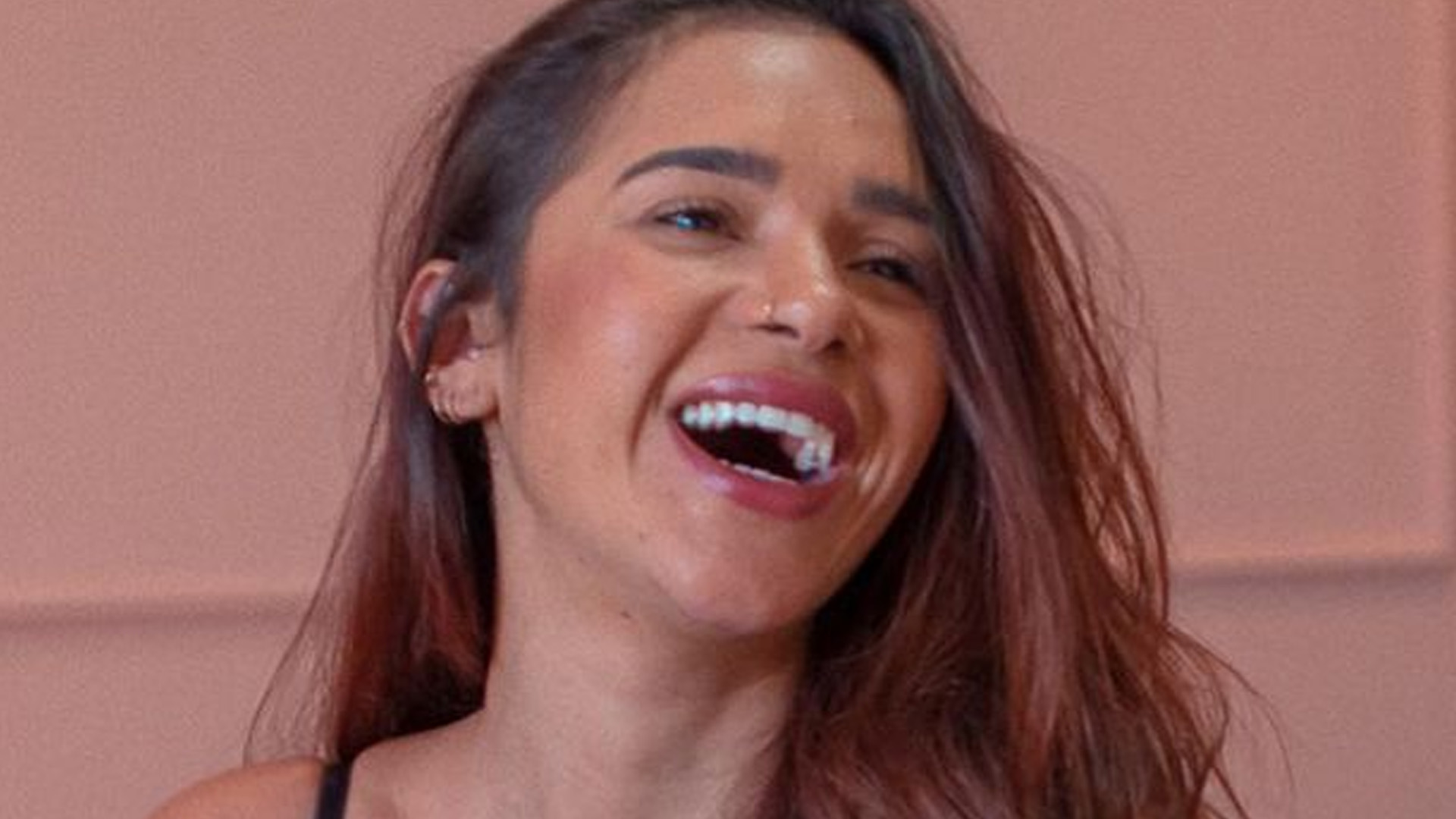 Ex-BBB Gizelly Bicalho mostra barriga negativa e de lingerie: “Cada dia mais linda”