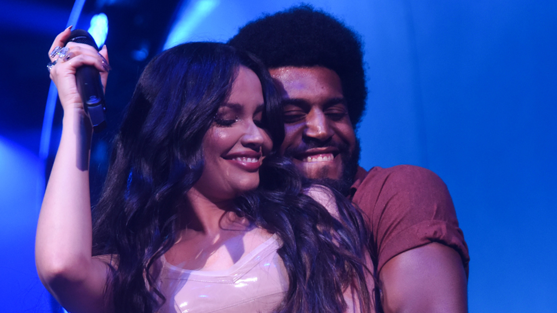 Ex-BBB Juliette Freire faz show superproduzido e recebe “encoxada” de dançarino