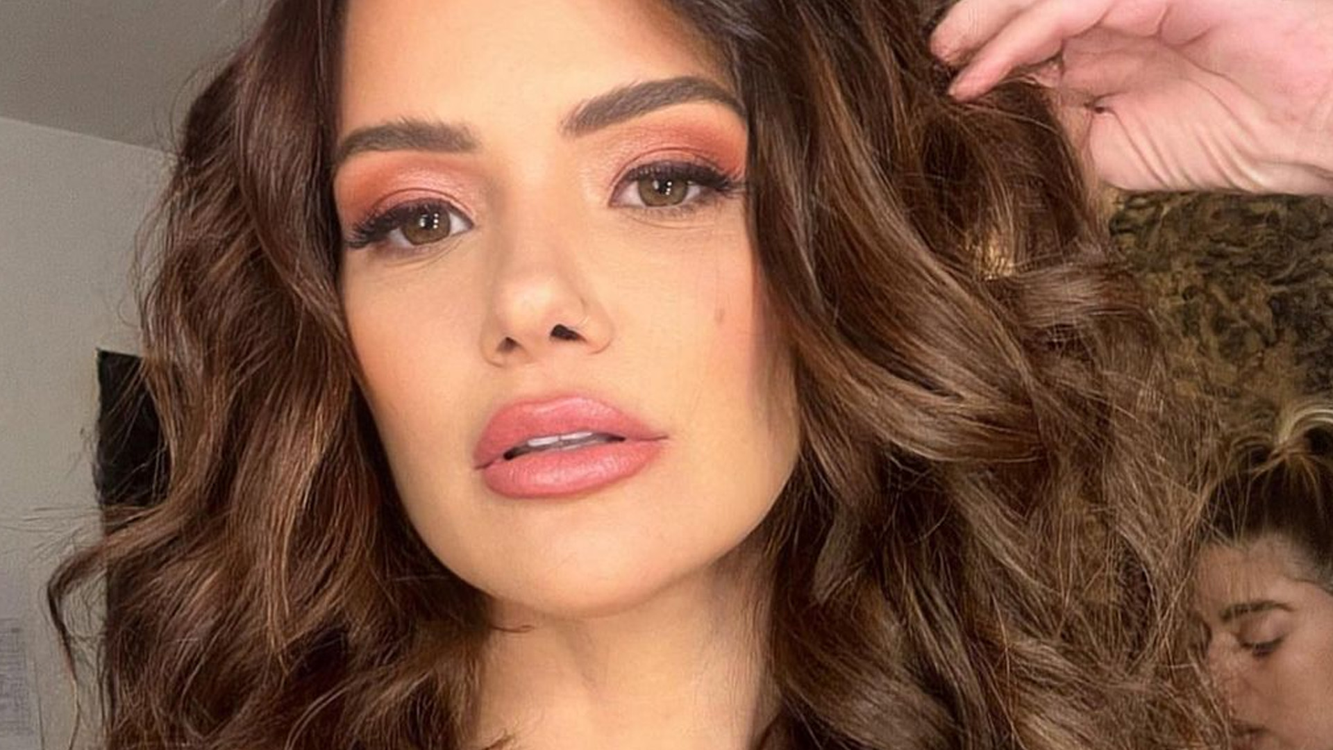 Ex-BBB Marcela McGowan escancara decotão e namorada reage: “Gata e gostosa”