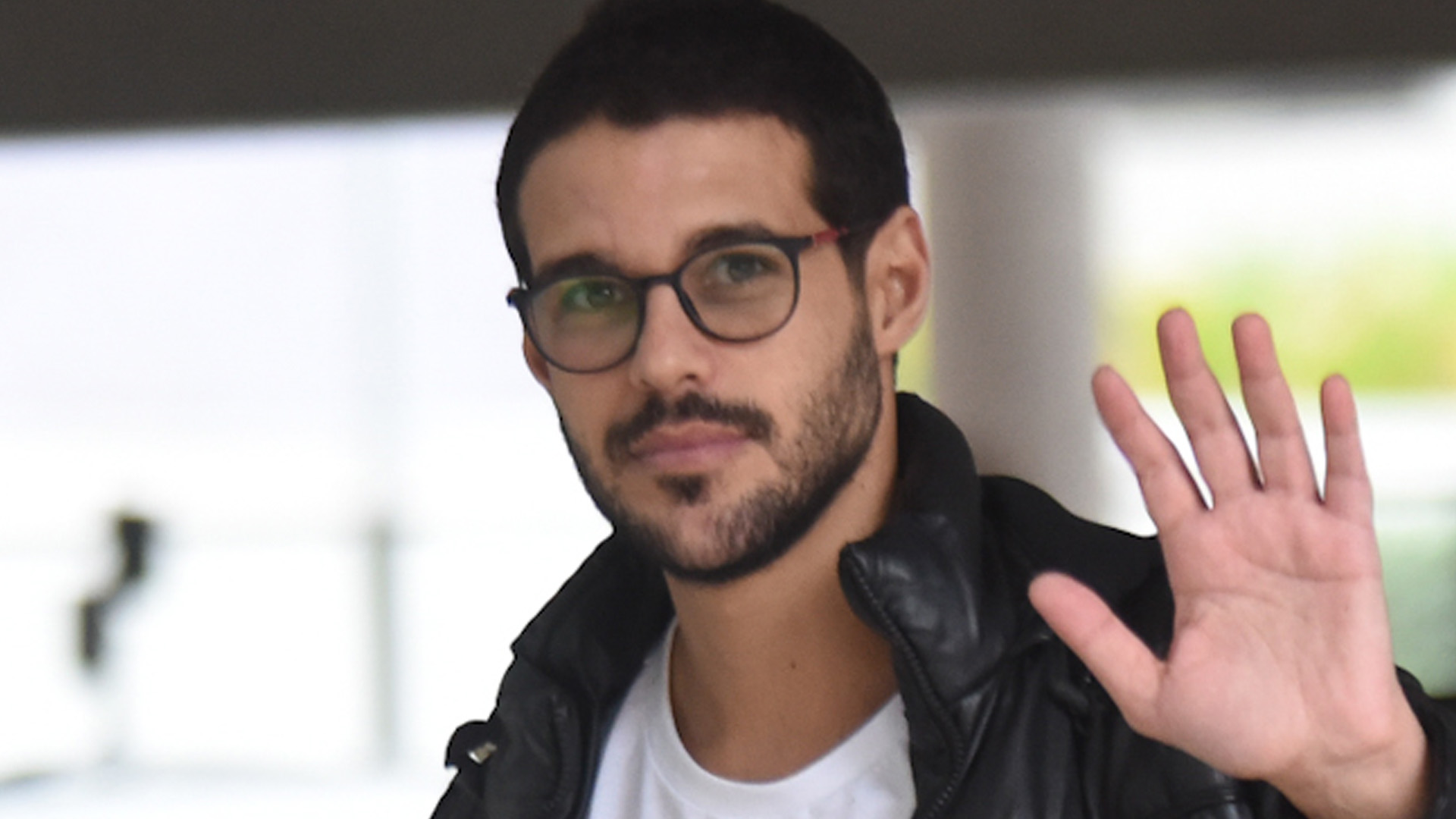 Ex-BBB Rodrigo Mussi é flagrado em primeira aparição pública após acidente