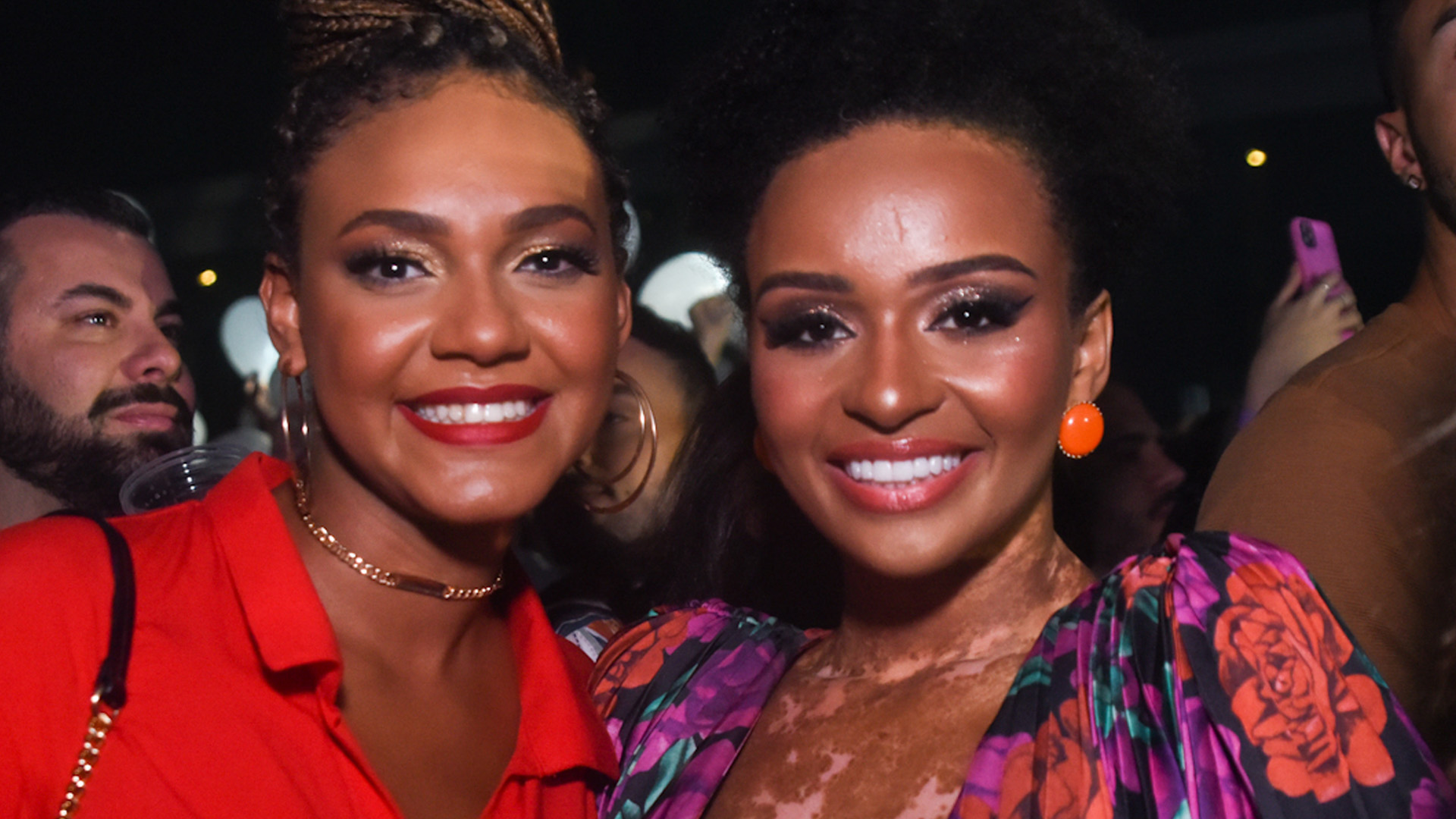 Ex-BBBs Jessi Alves e Natália Deodato posam lindas em show de Juliette Freire