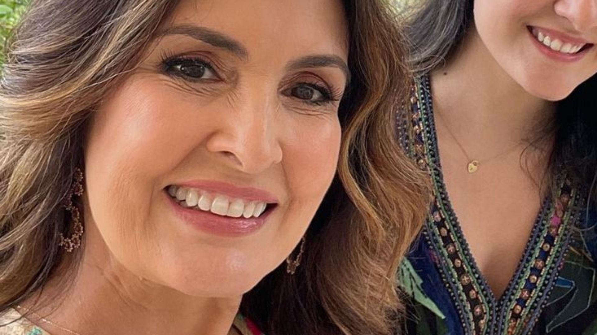 Fátima Bernardes surge deslumbrante com as gêmeas em casamento: “Perfeitas”