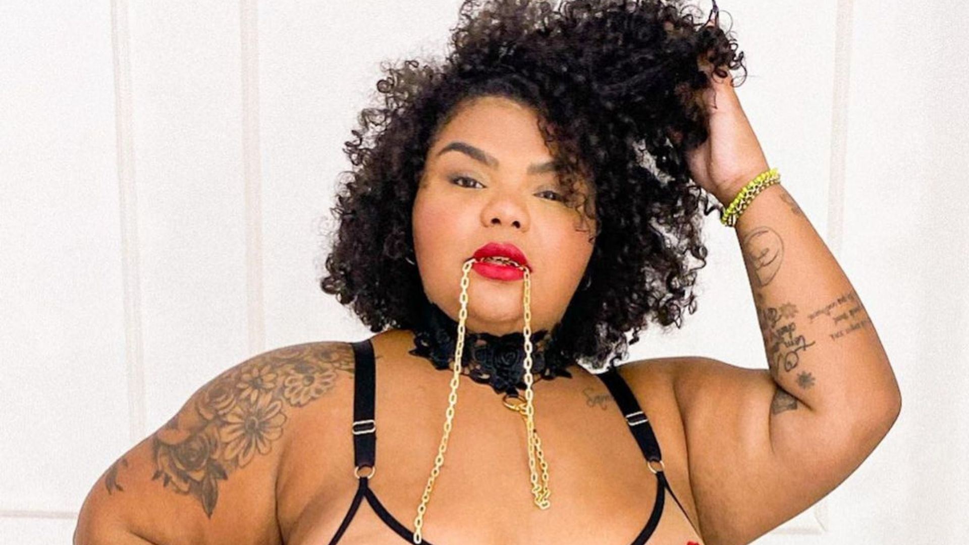 Filha de Arlindo Cruz posa de lingerie transparente e mãe reage: “Estourou o limite”