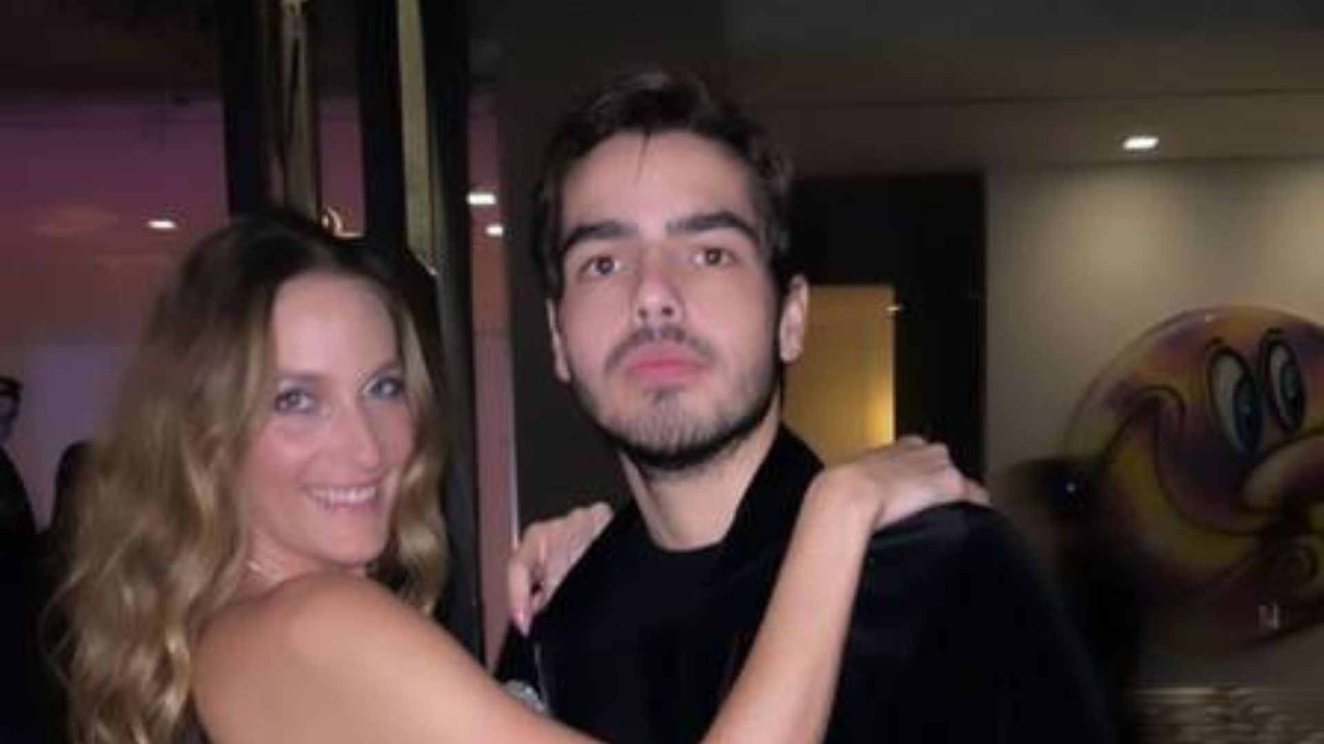 Filho de Faustão dá ‘apalpada’ na namorada em clique quente nos bastidores de evento