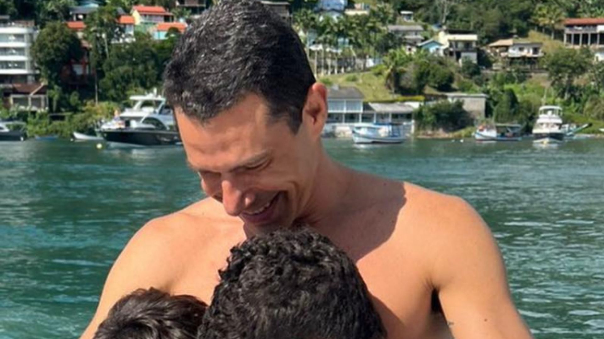 Filhos de Wanessa passeiam de iate com o papai bilionário: “Família abençoada”
