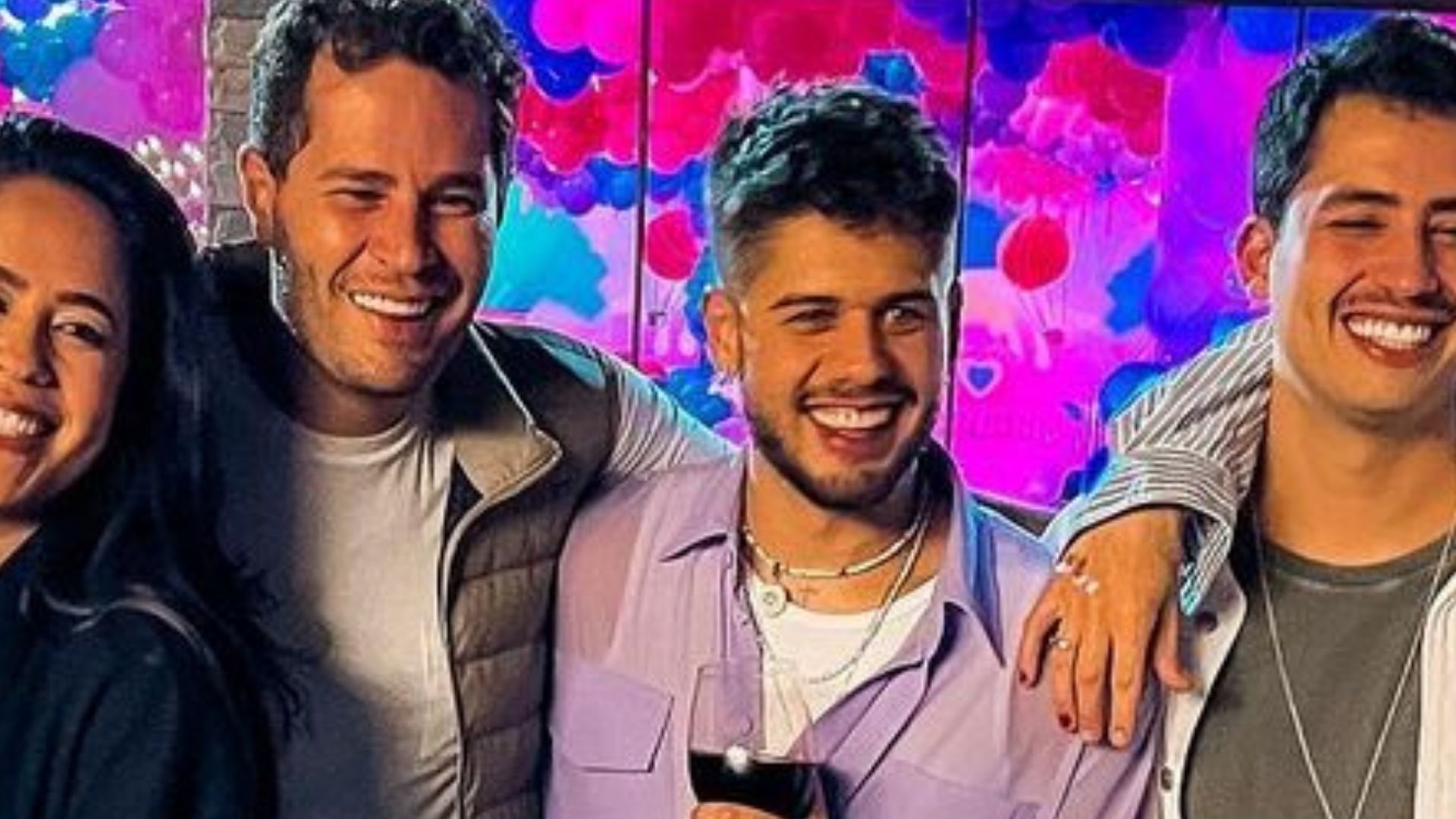 Seis filhos de Leonardo posam juntos em foto e cantor reclama: “Não chama o velho?”