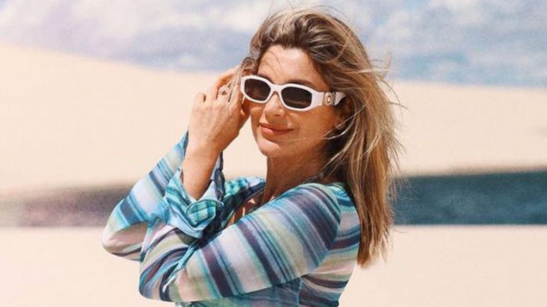 Flávia Alessandra empina o bumbum com calcinha asa delta: “Espetáculo”
