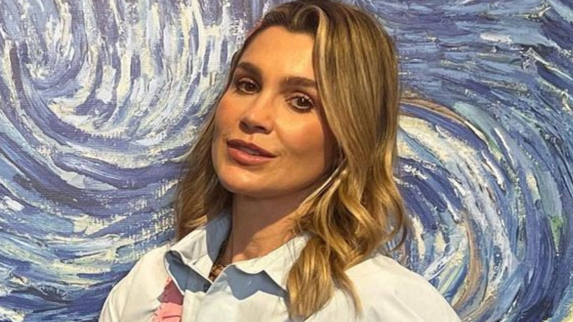 Flávia Alessandra coloca pernões para jogo em conjuntinho branco: “Obra de arte”