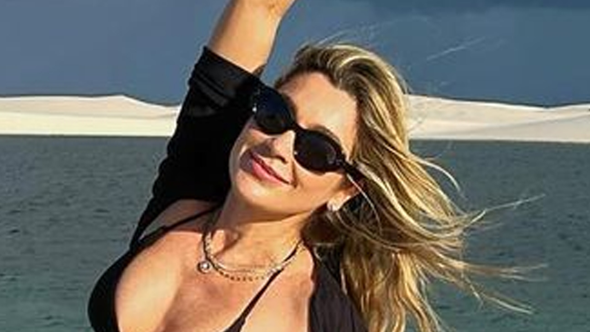 Flávia Alessandra exibe corpão de biquíni preto minúsculo: “O paraíso é você”