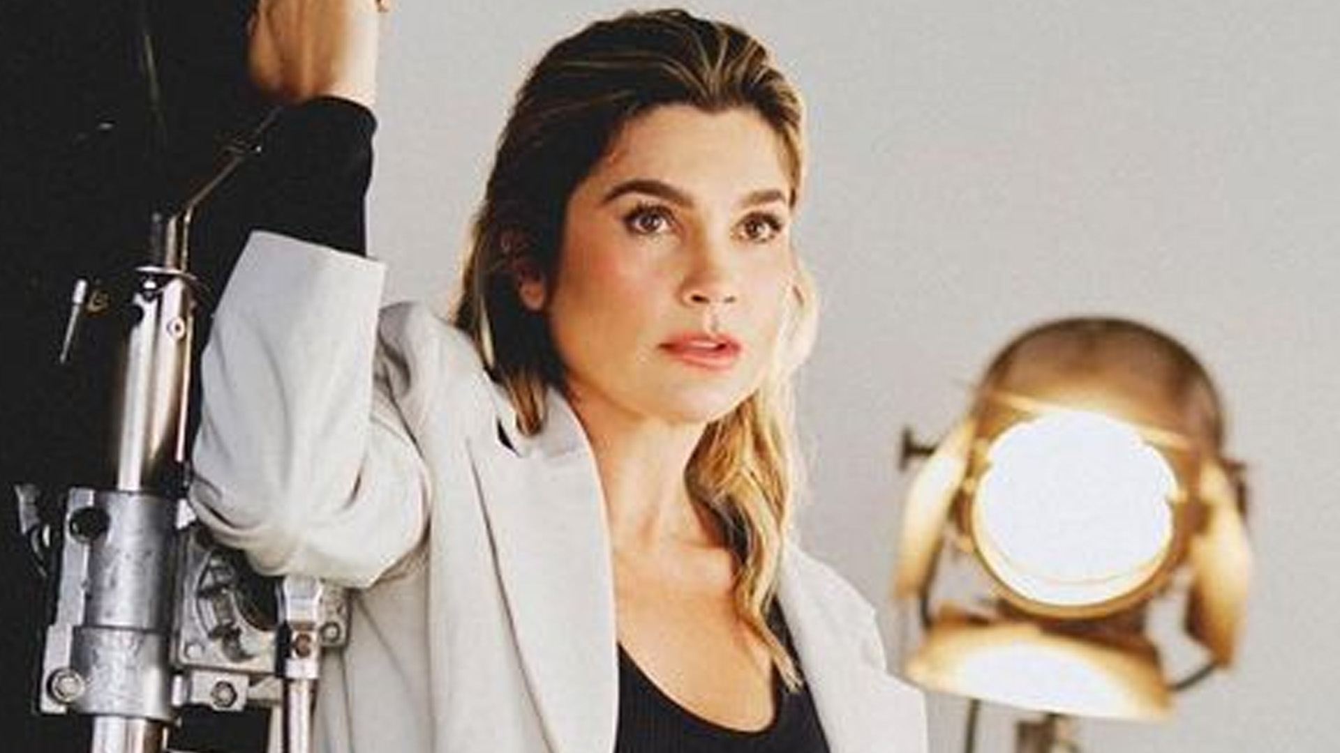 Flávia Alessandra posa de maiô e estica pernões: “Perfeita da cabeça aos pés”
