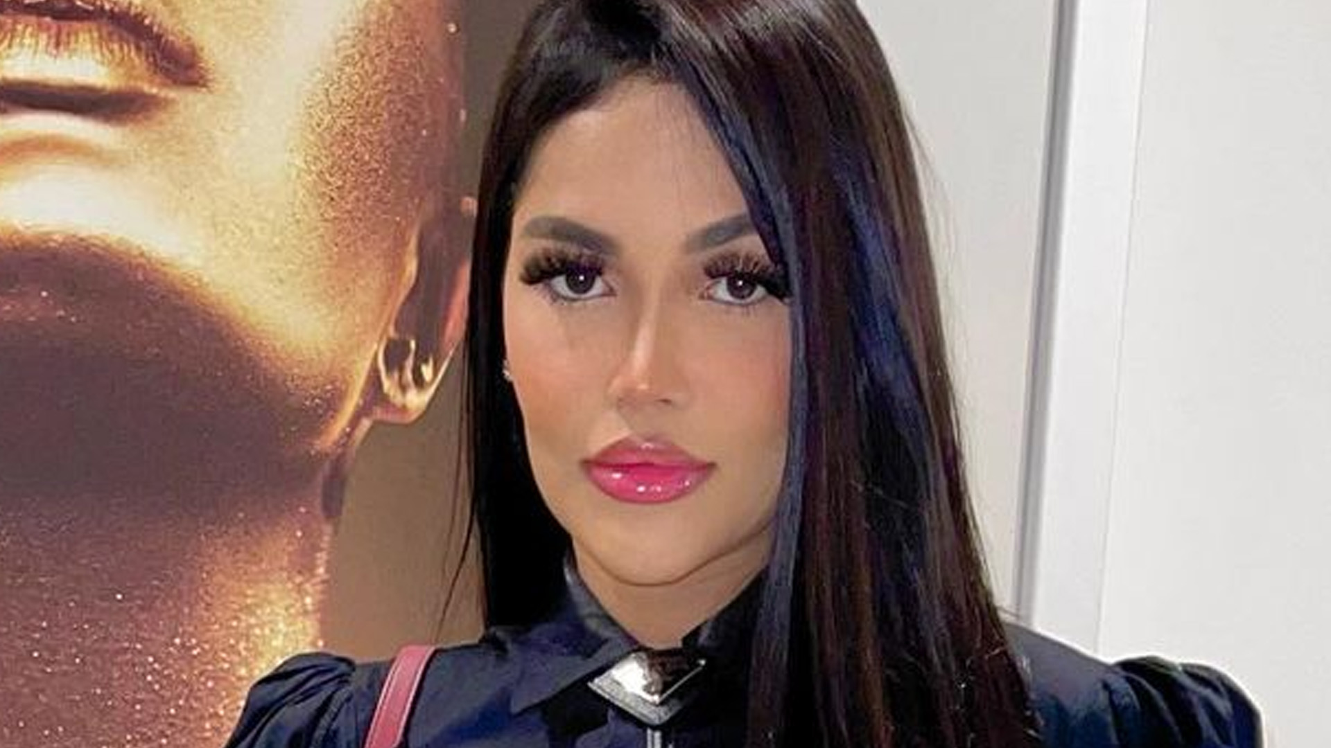 Ex-BBB Flay volta ao Brasil com vestido micro e marca cinturinha: “Bela”