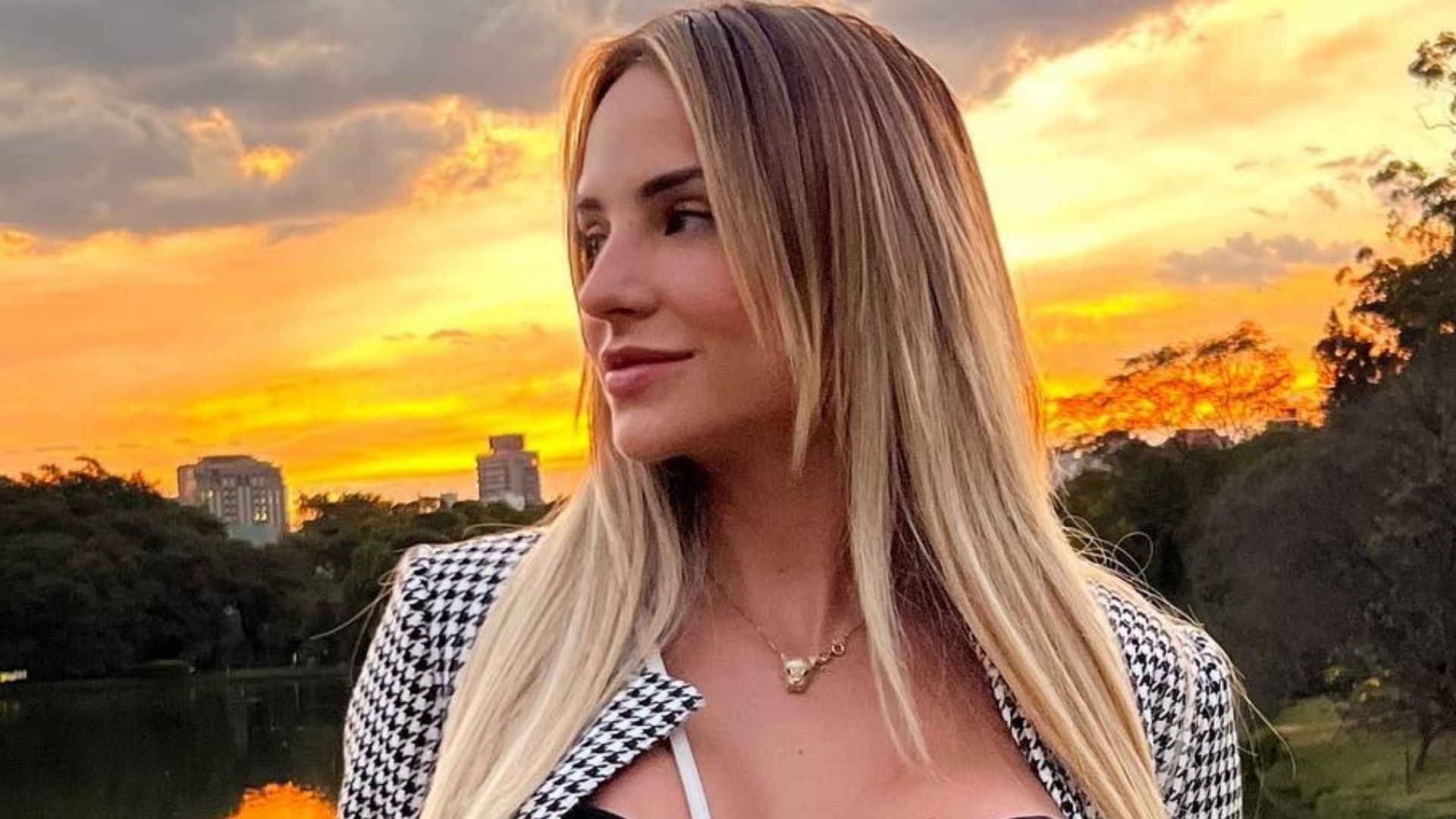 Gabi Martins deixa barriga sarada evidente ao usar top decotado: “Perfeição”