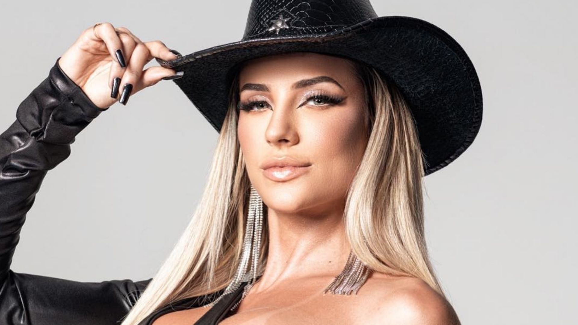 Ex-BBB Gabi Martins posa com look coladinho e corpaço causa: “Gostosa”