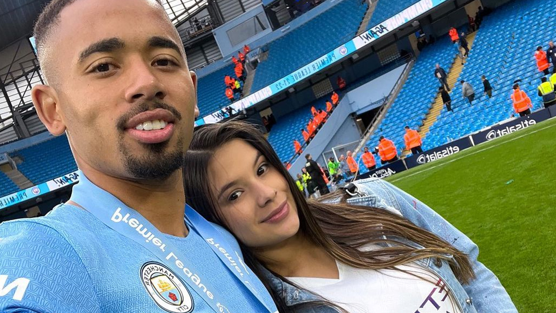Gabriel Jesus revela nascimento da filha e mostra primeira foto: “Melhor dia”