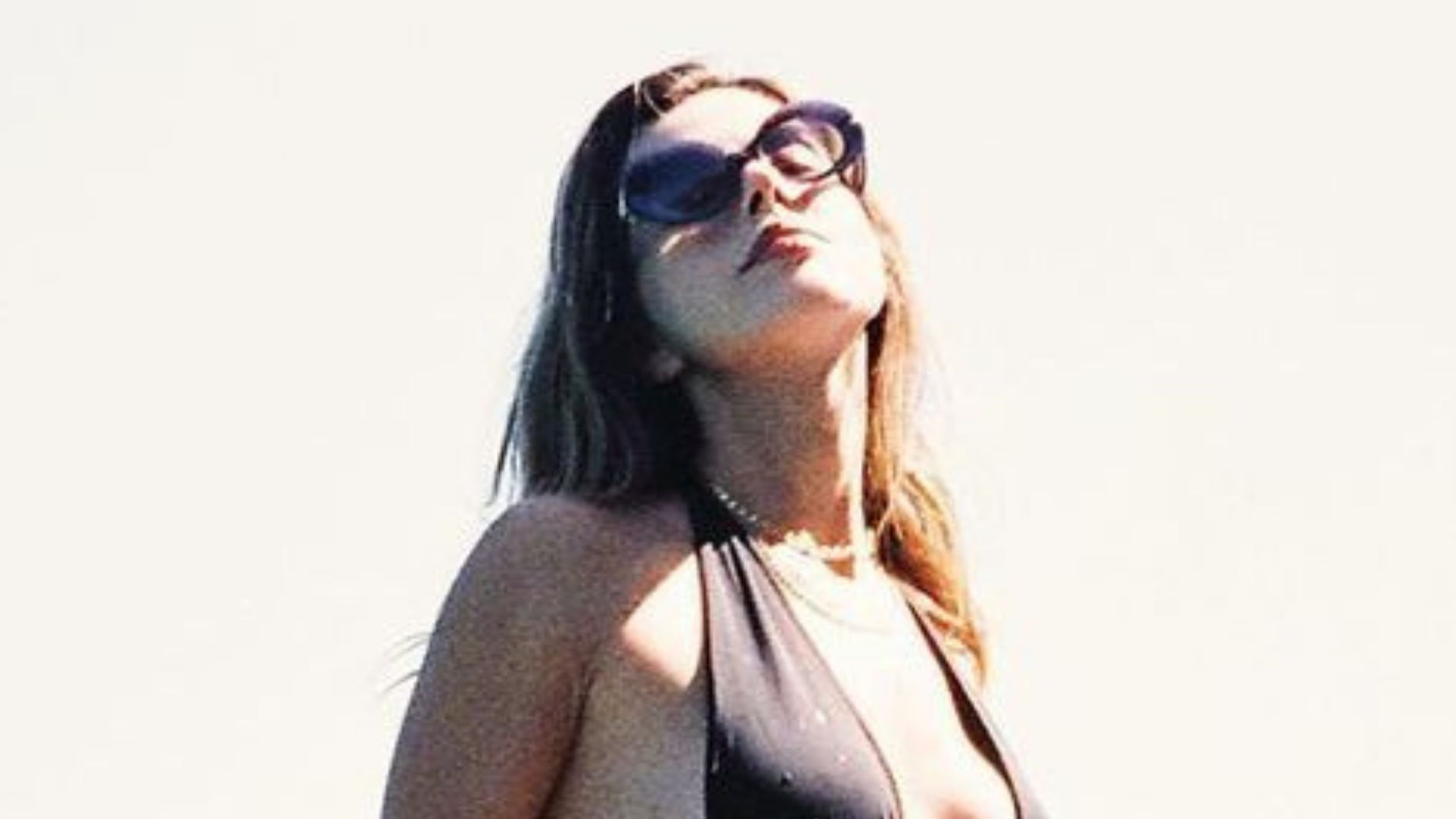 Giovanna Lancellotti empina bumbum GG de biquíni e fãs babam: “Única”