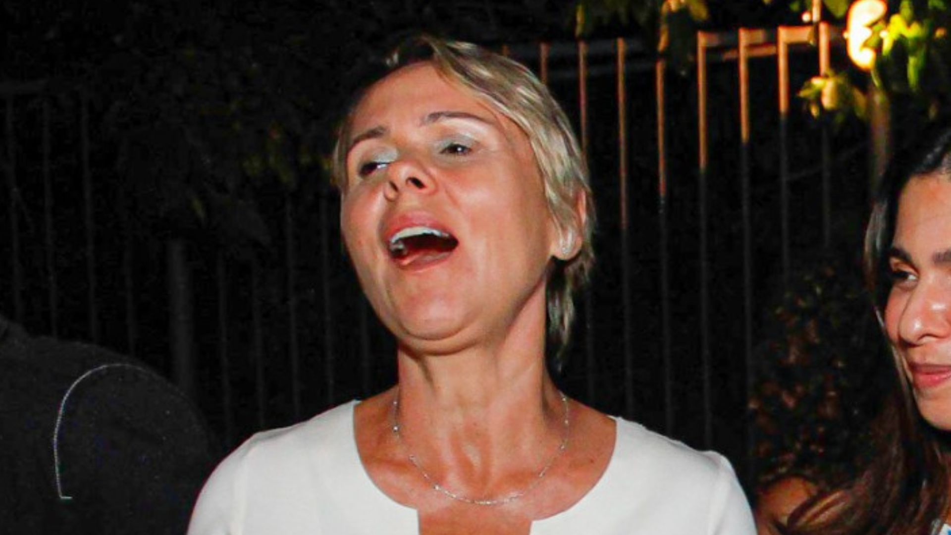 Momento raro: Giulia Gam vai à show de seu filho com Pedro Bial e se emociona