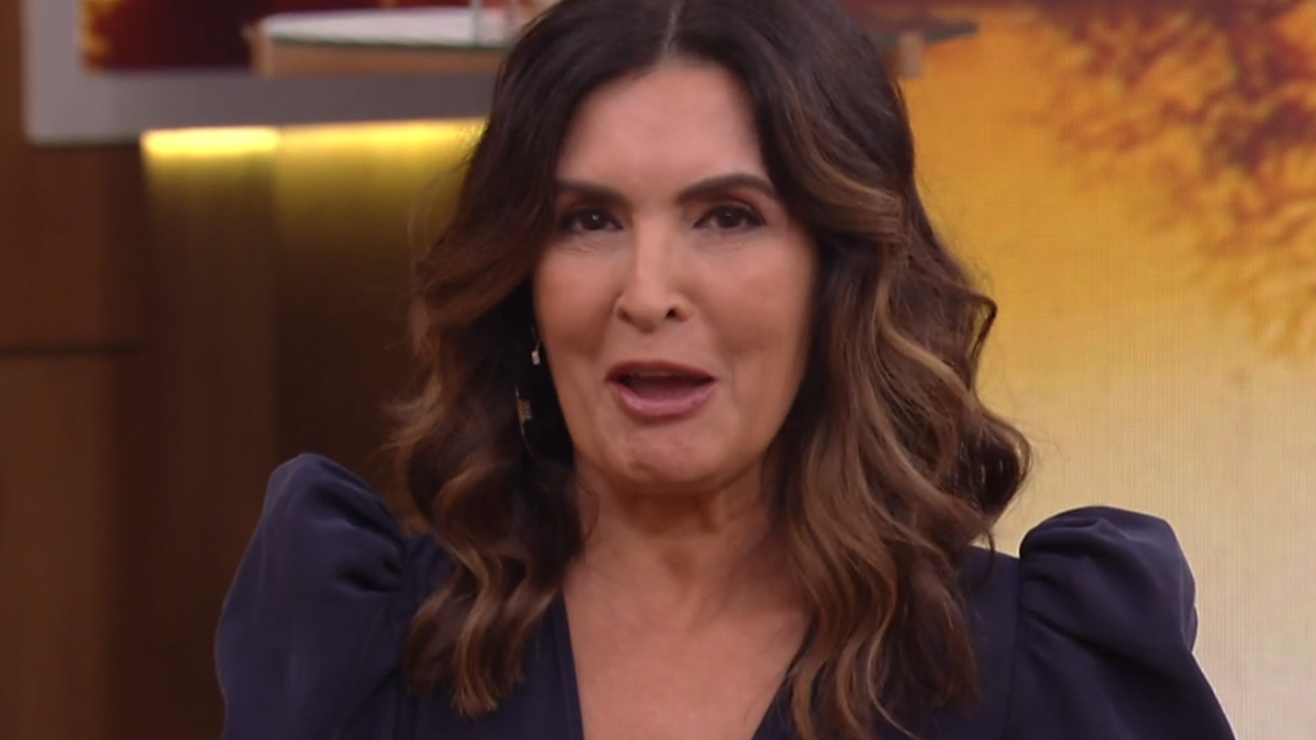 Globo mostra logo do SBT ao vivo no ‘Encontro’ e público reage: “Rindo”