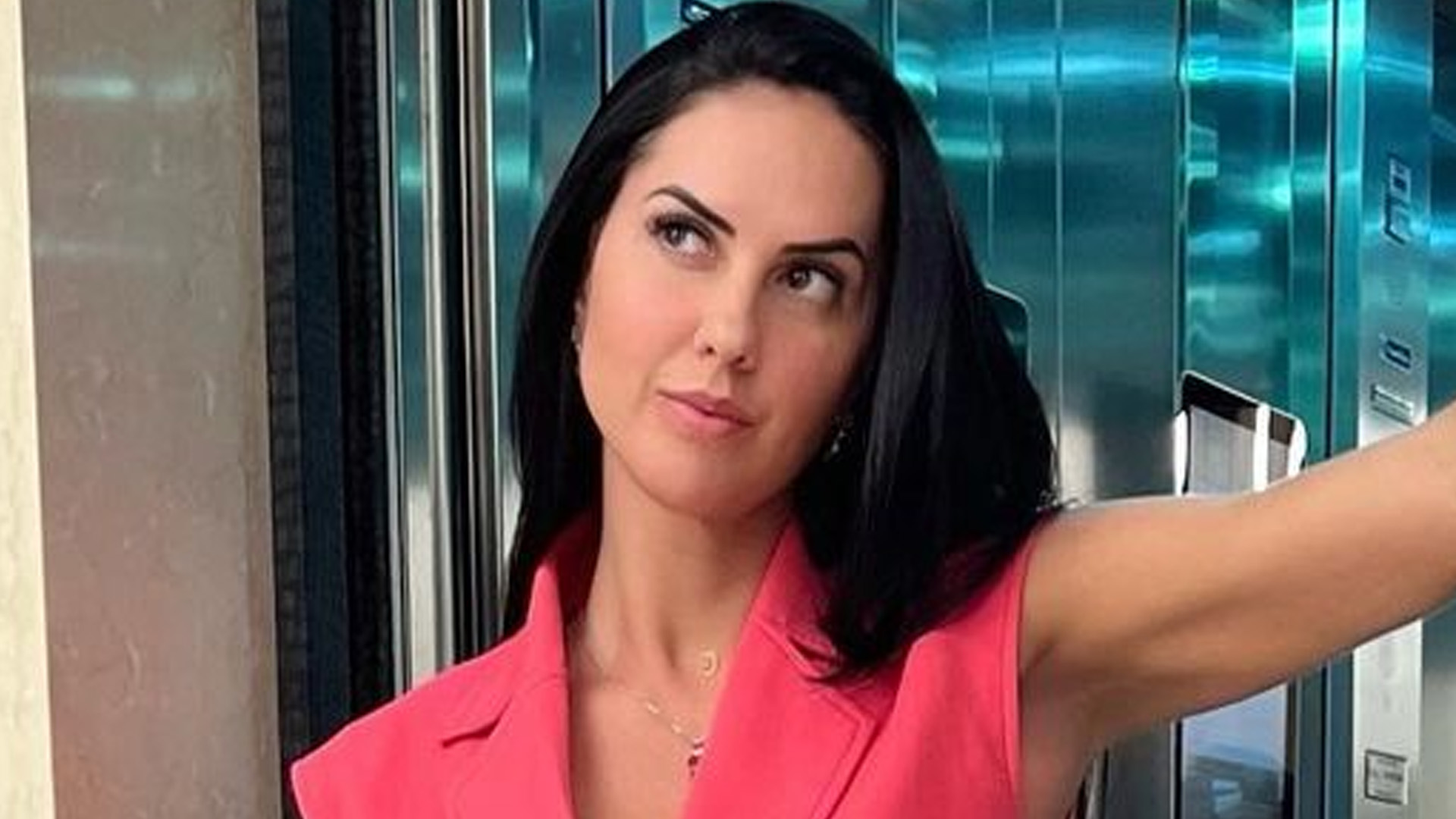 Graciele Lacerda aposta em conjuntinho cropped e mostra cintura PP: “Emagreceu”