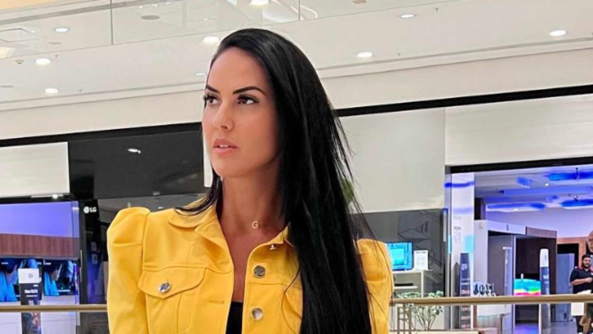 Graciele Lacerda causa em shopping ao sensualizar até na escada rolante: “Perfeita”
