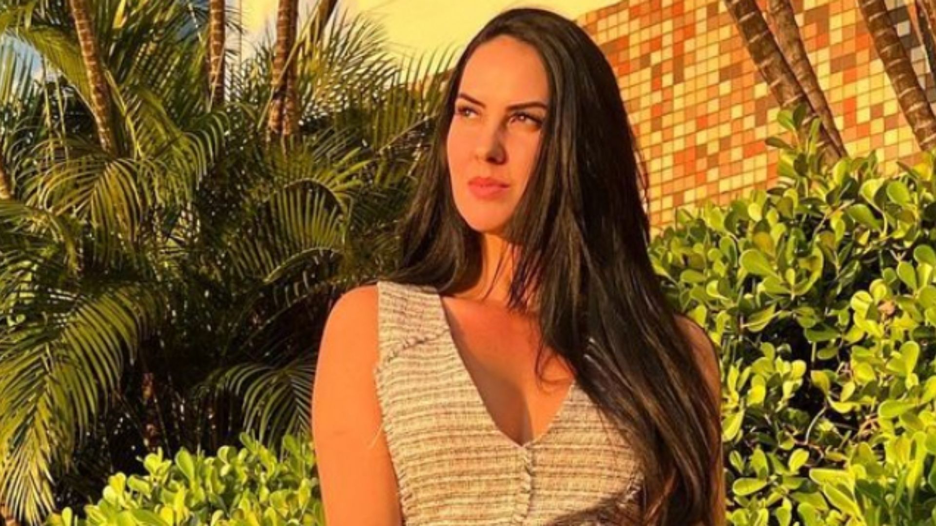 Graciele Lacerda posa de microvestido, exibe pernões e fãs brincam:  “Sorte do Zezé”