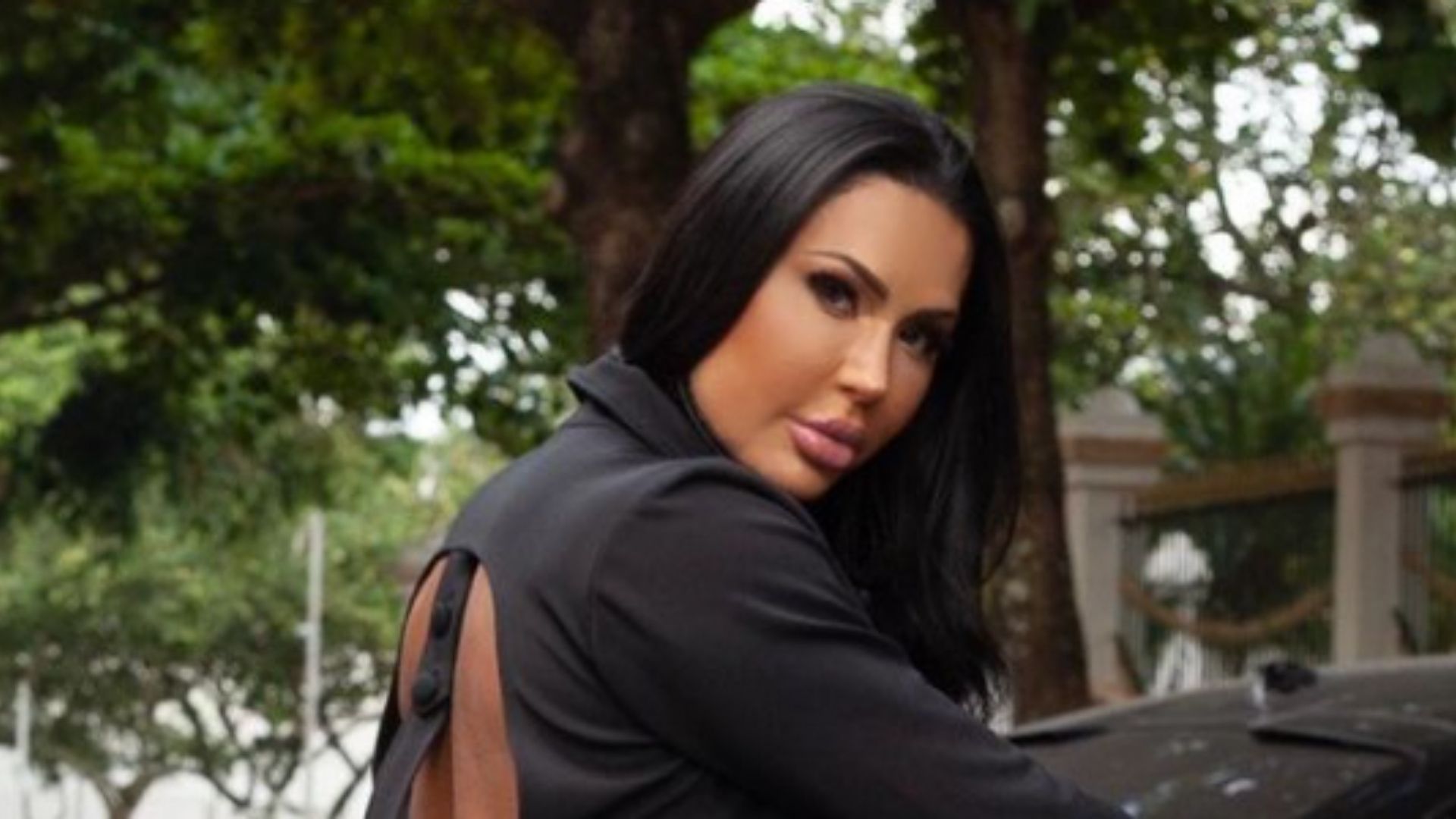 Gracyanne Barbosa entra em carro de luxo sem calcinha e mostra corpão: “Perfeita”