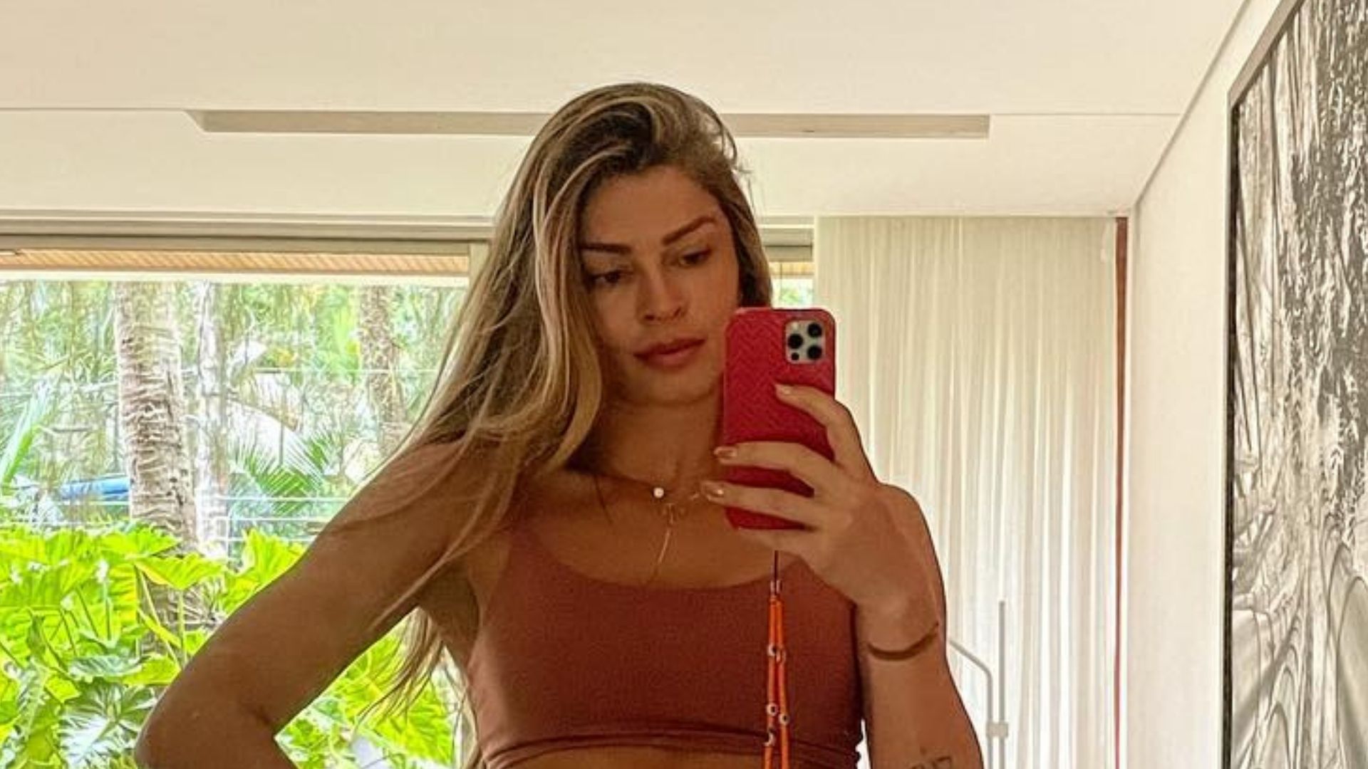 Grazi Massafera posa de top e shortinho e barriga trincada rouba a cena: “Gostosa”