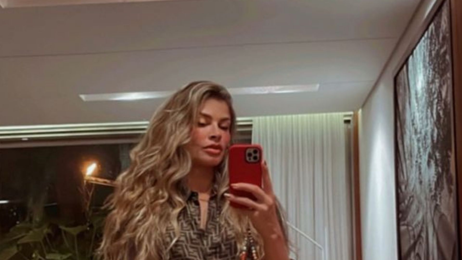 Grazi Massafera deixa pernas de fora ao posar com vestido de R$ 13,4 mil