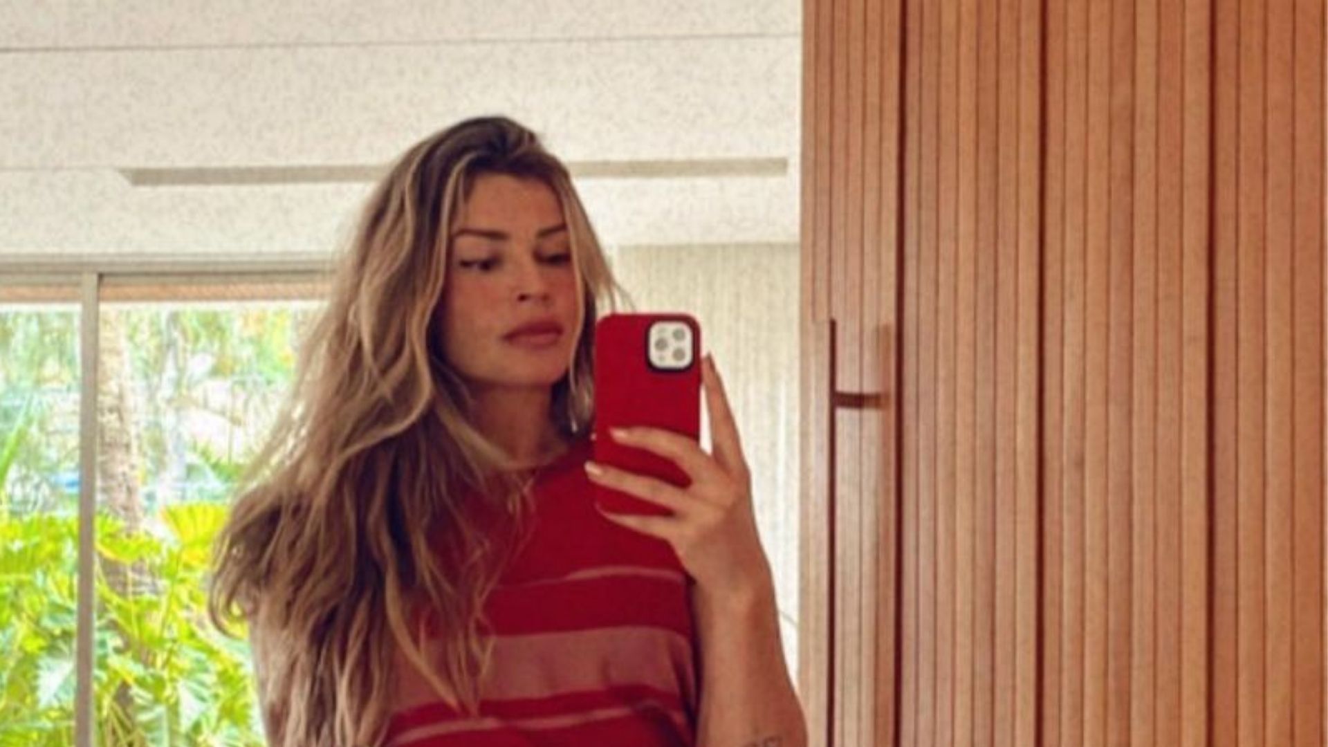Grazi Massafera posa de vestidinho em sua mansão e luxo impressiona: “Um sonho”
