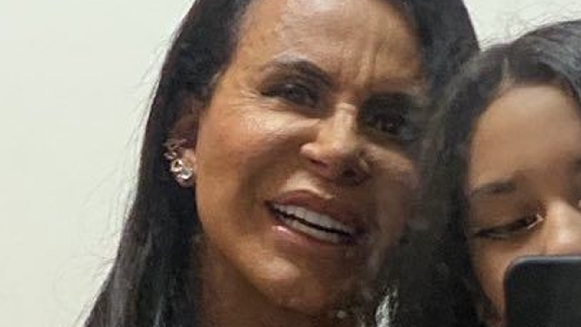 Gretchen combina look com a filha de 12 anos e mostra barriga sarada: “Lindas”