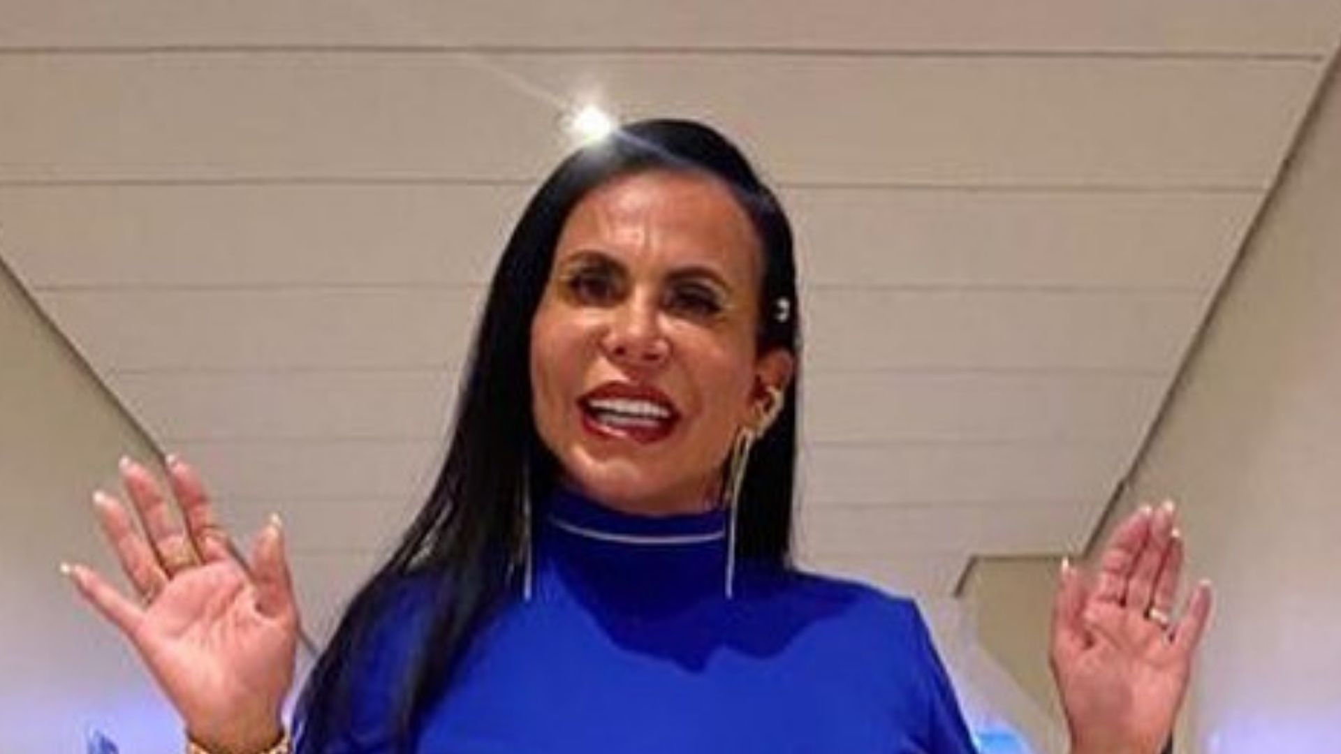 Aos 62 anos, Gretchen usa look com barriga de fora e pernas à mostra: “Corajosa”