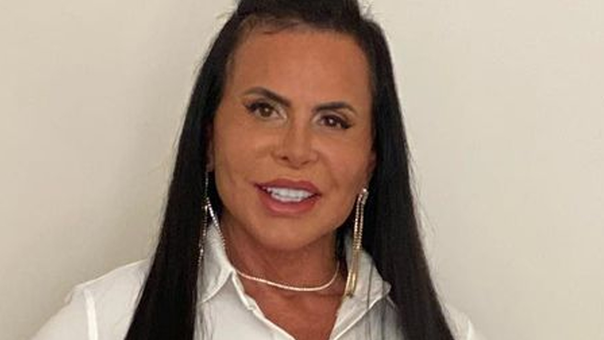 Gretchen mostra barriga sarada e pernões em look fendado: “Alma jovem”