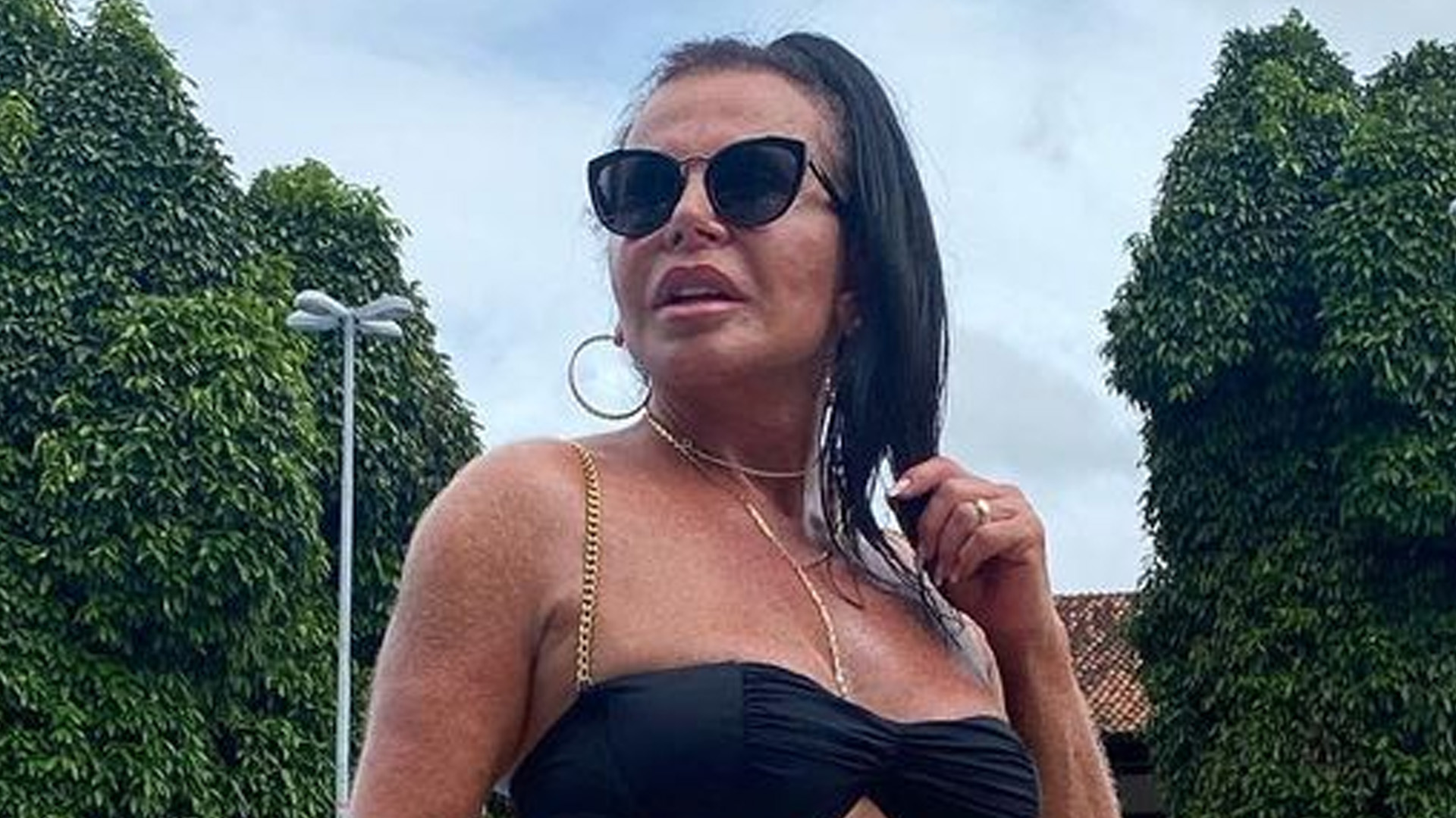 Gretchen mostra cintura de pilão com biquíni cavado: “Gostosura”