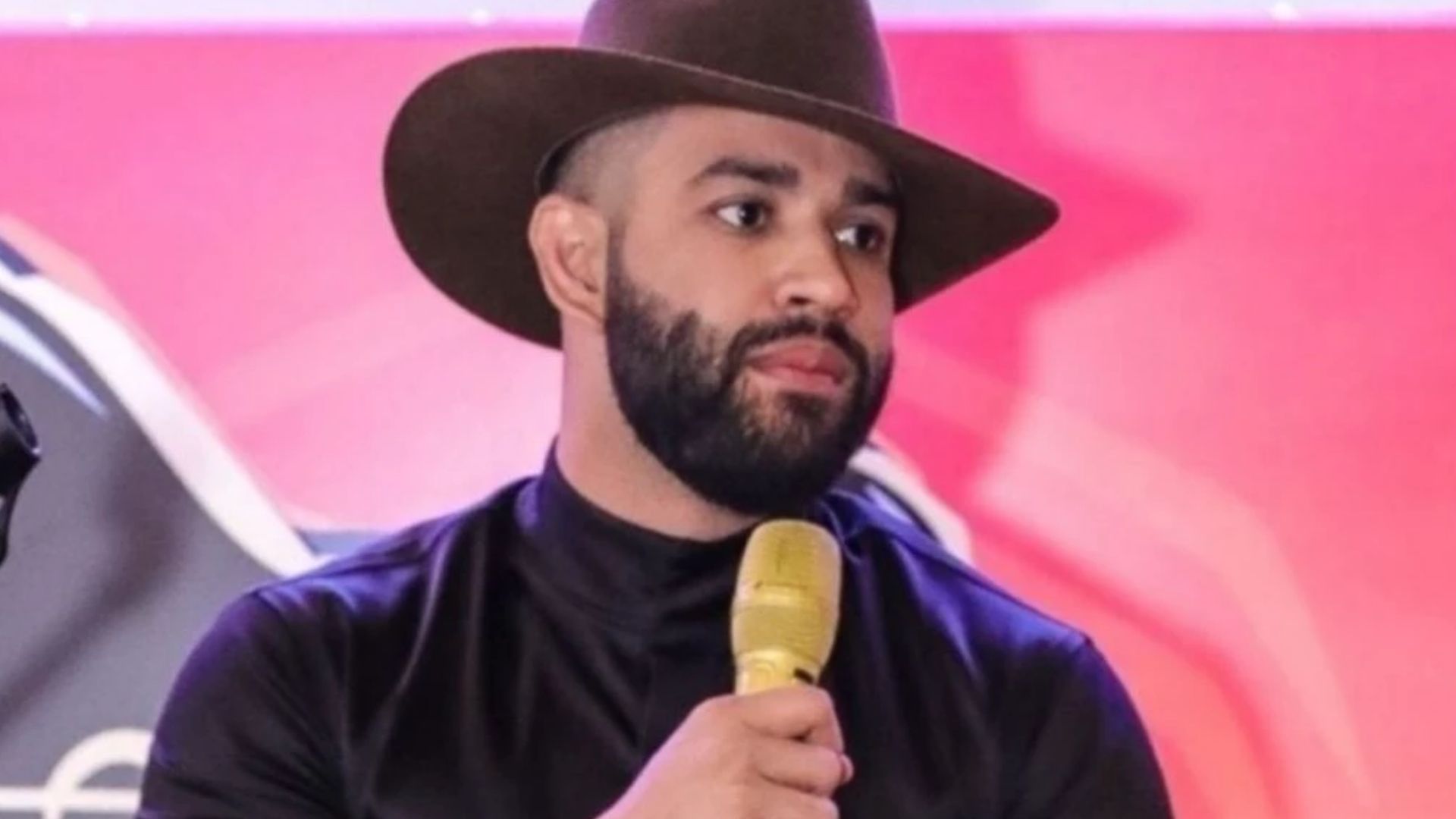 Gusttavo Lima é atacado por fã durante show, desvia de alvo e fica sem reação