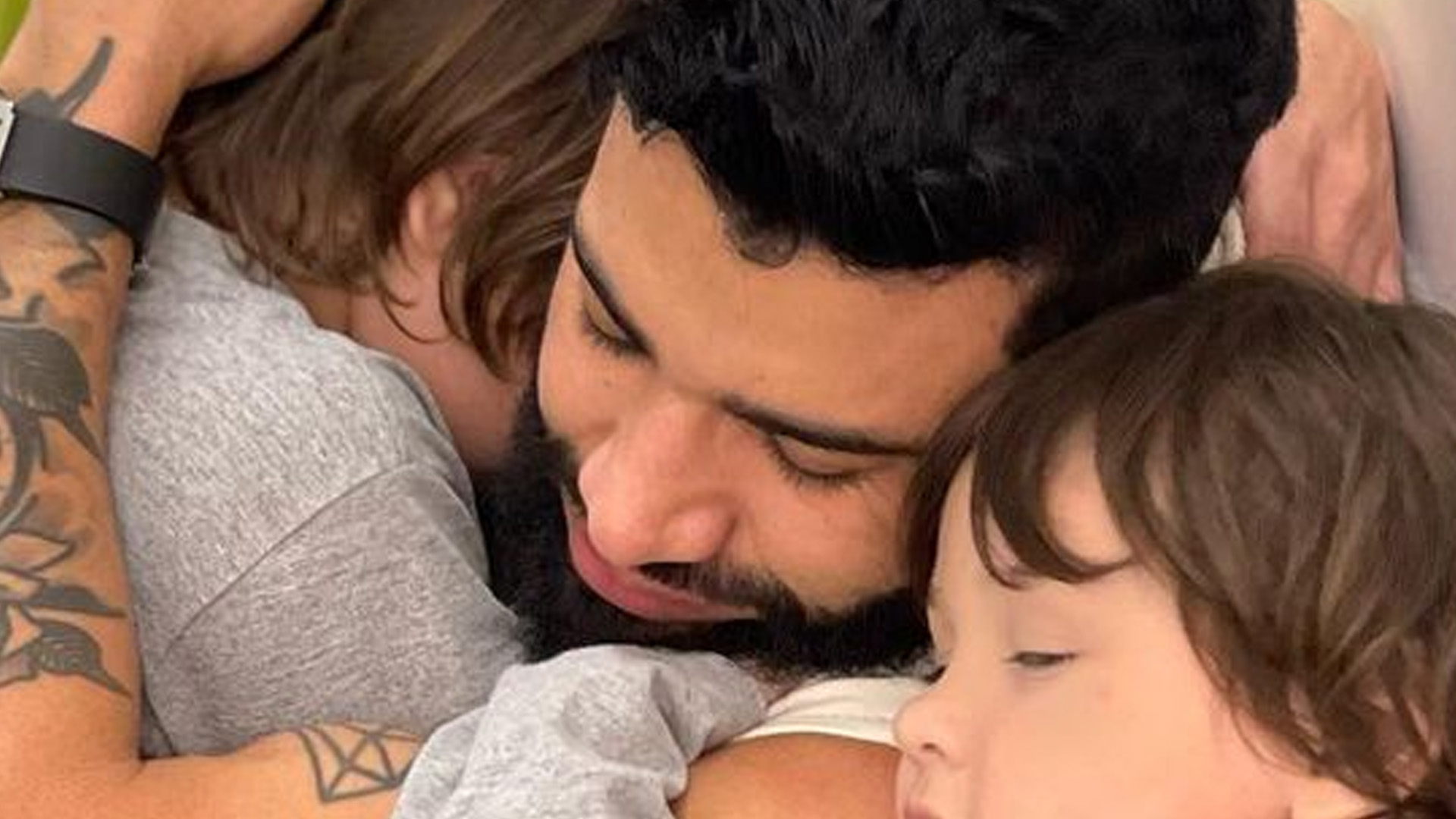 Gusttavo Lima recebe abraço dos filhos em meio a polêmica: “Acalma a alma”