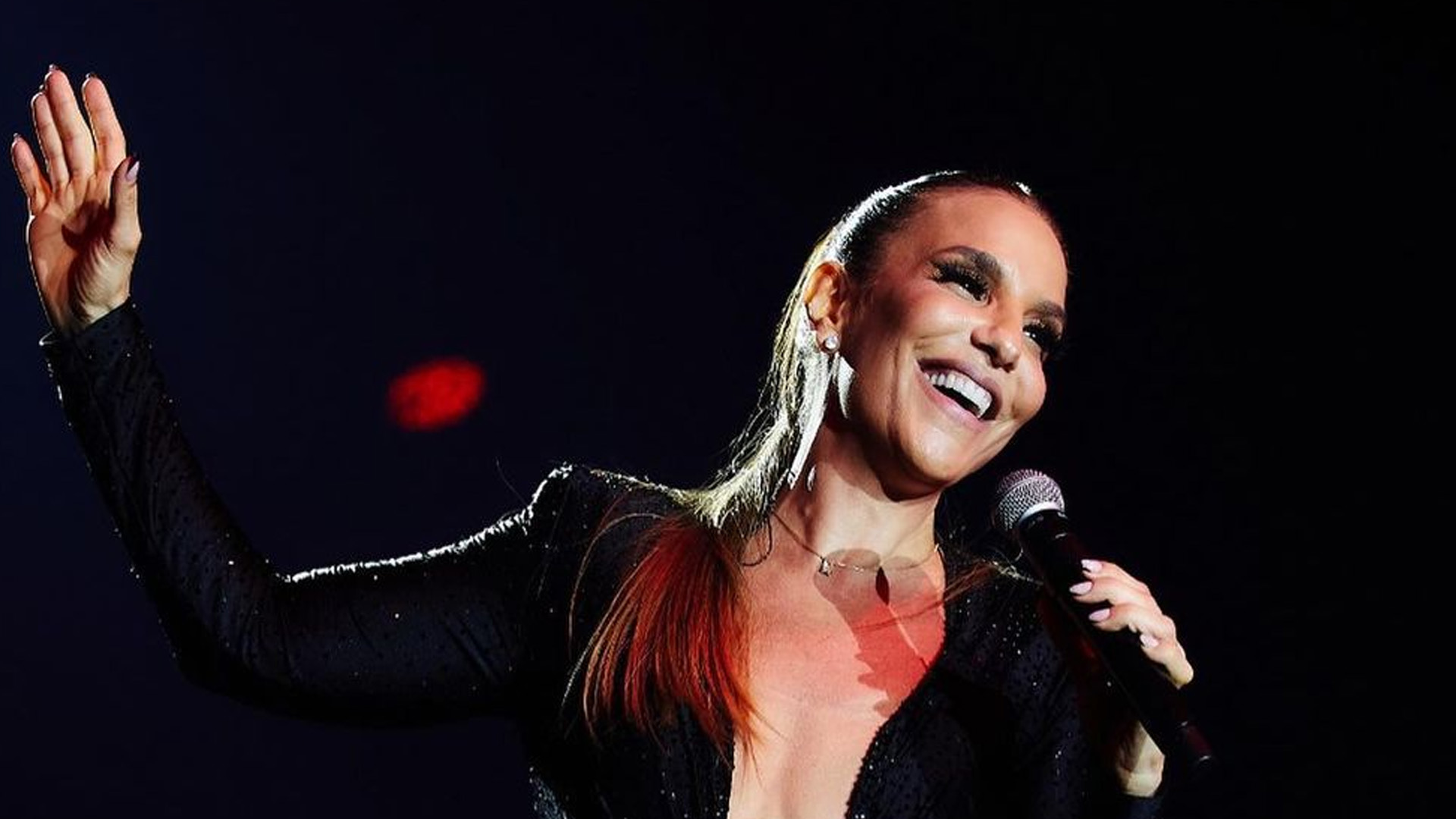 Ivete Sangalo aposta em decote até o umbigo em show no Rio: “Incrível”