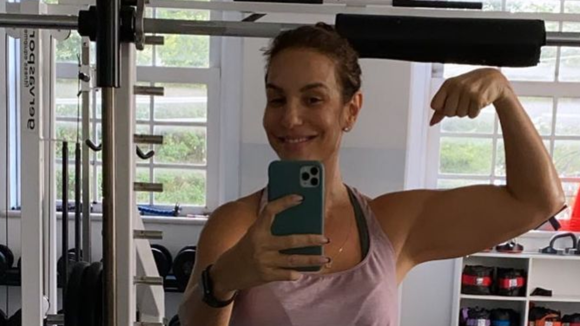 Ivete Sangalo mostra novo corpão malhado aos 49 anos e choca fãs: “Toda sarada”