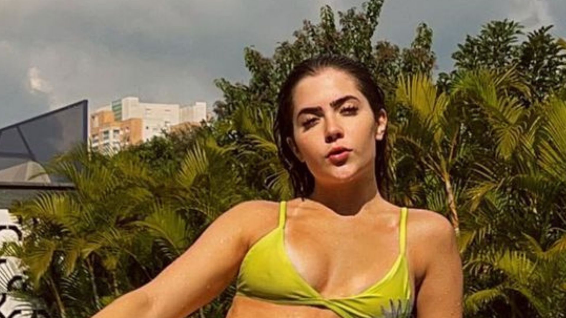 De biquíni, ex-BBB Jade Picon deixa dobrinha da virilha à mostra e corpão choca