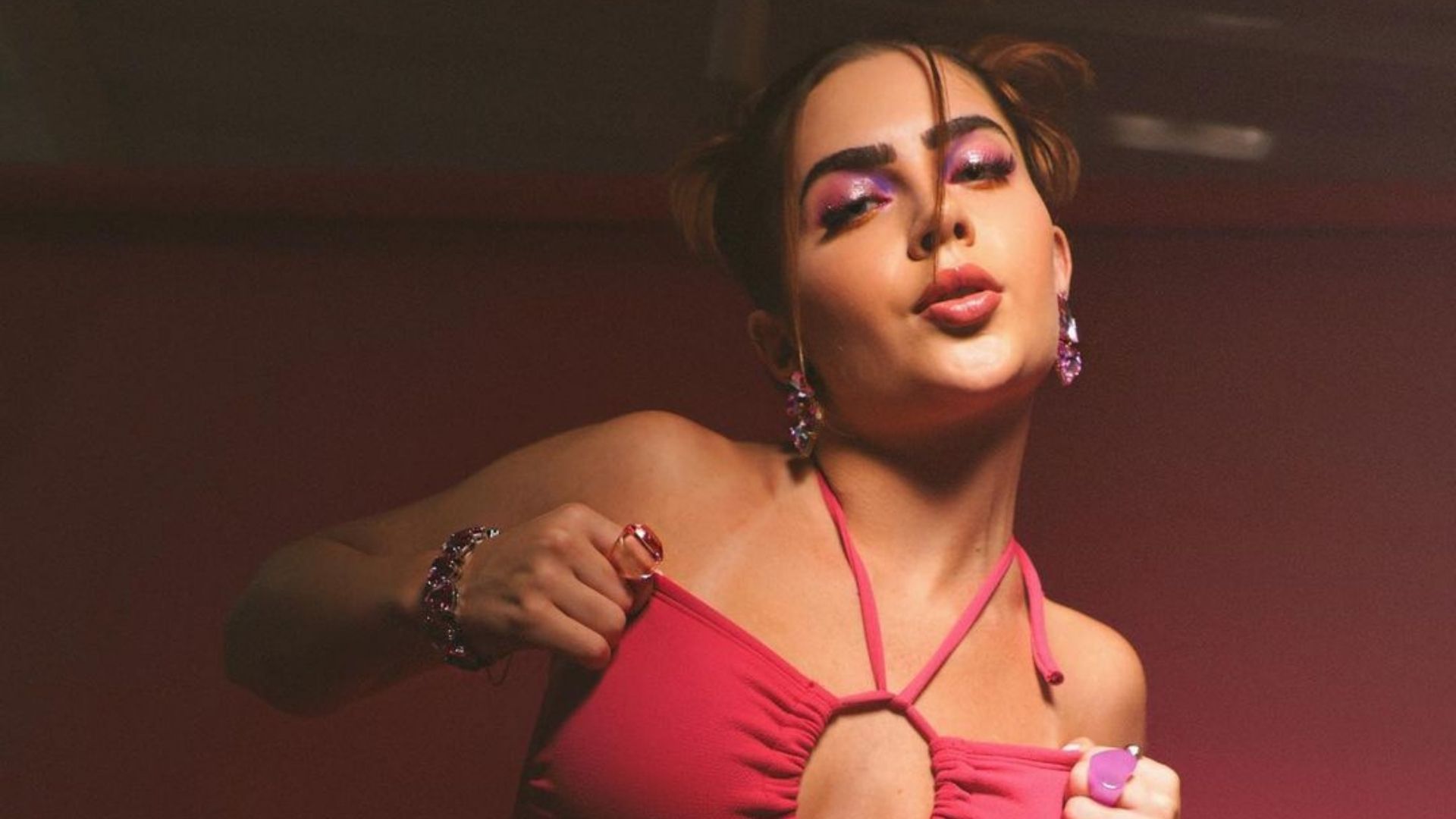 Ex-BBB Jade Picon quase paga calcinha e puxa o top em clique ousado: “Perfeita”