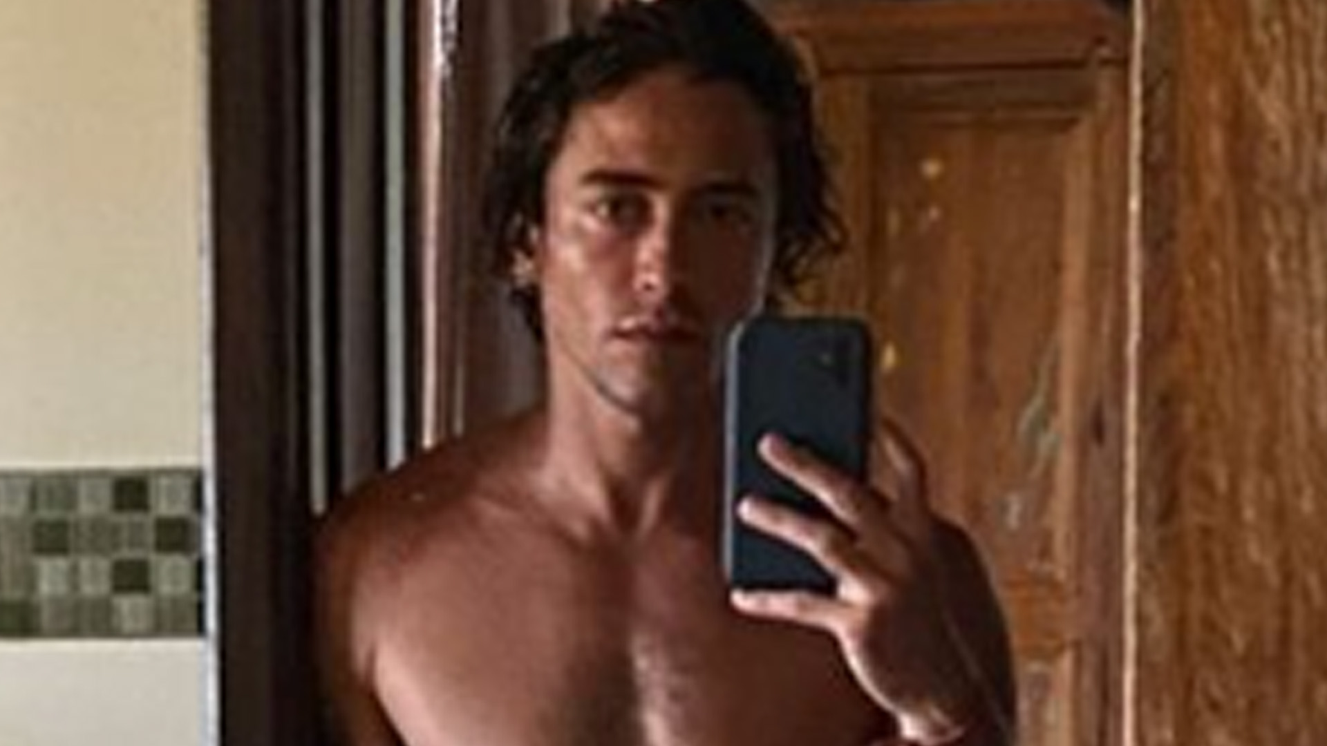 Jove de ‘Pantanal’, Jesuíta Barbosa aparece só de cueca e mostra corpo sarado
