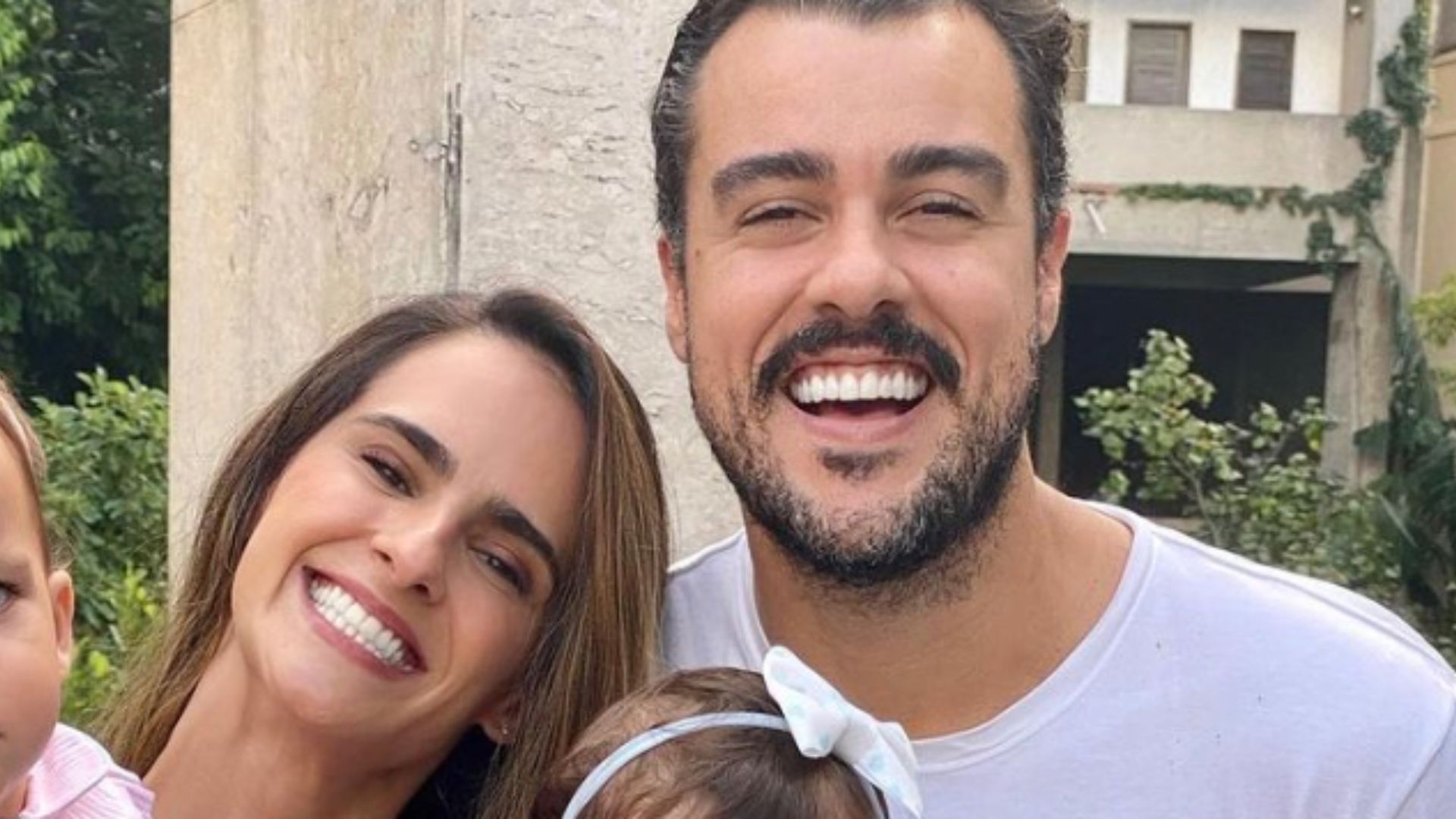 Joaquim Lopes posa com as gêmeas e diferença chama a atenção: “Não são idênticas”