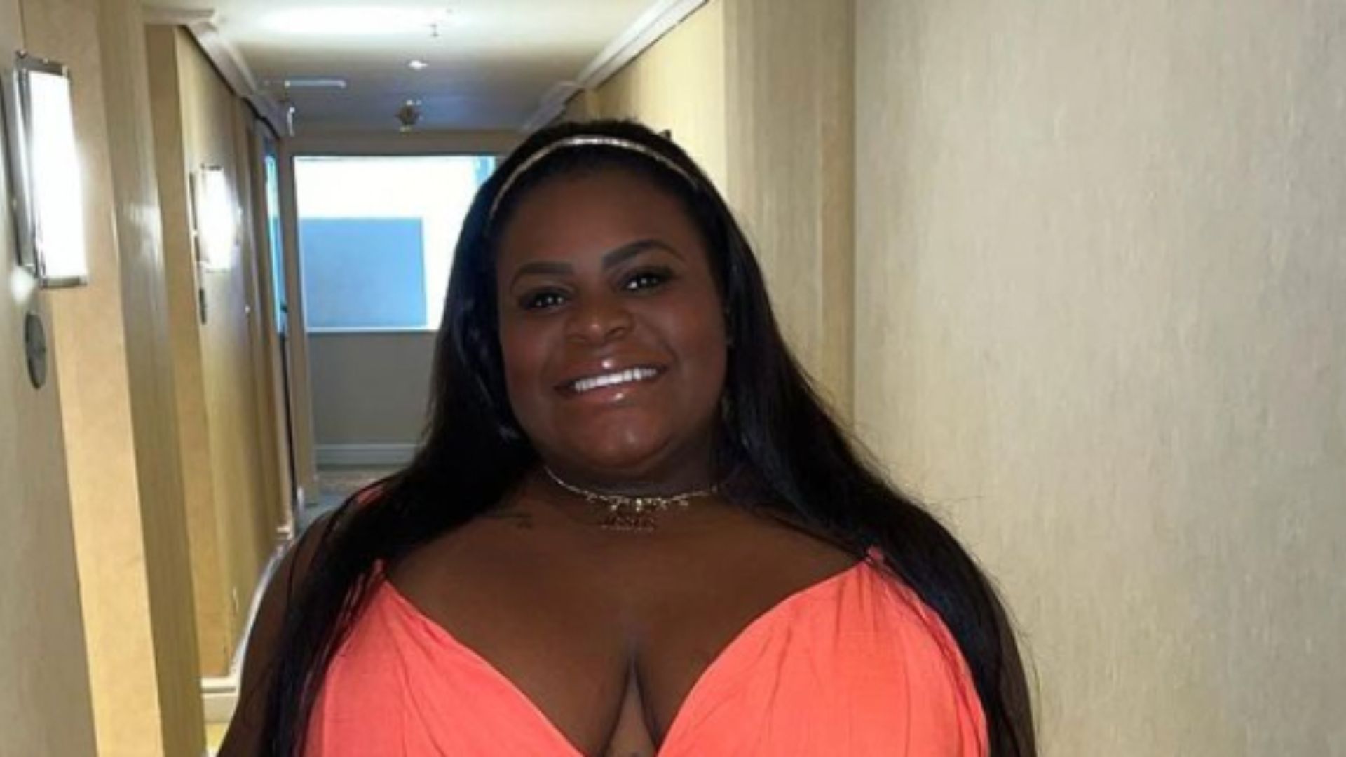 Sequinha, Jojo Todynho posa com vestido de gala com decotaço: “Acordei gostosa”